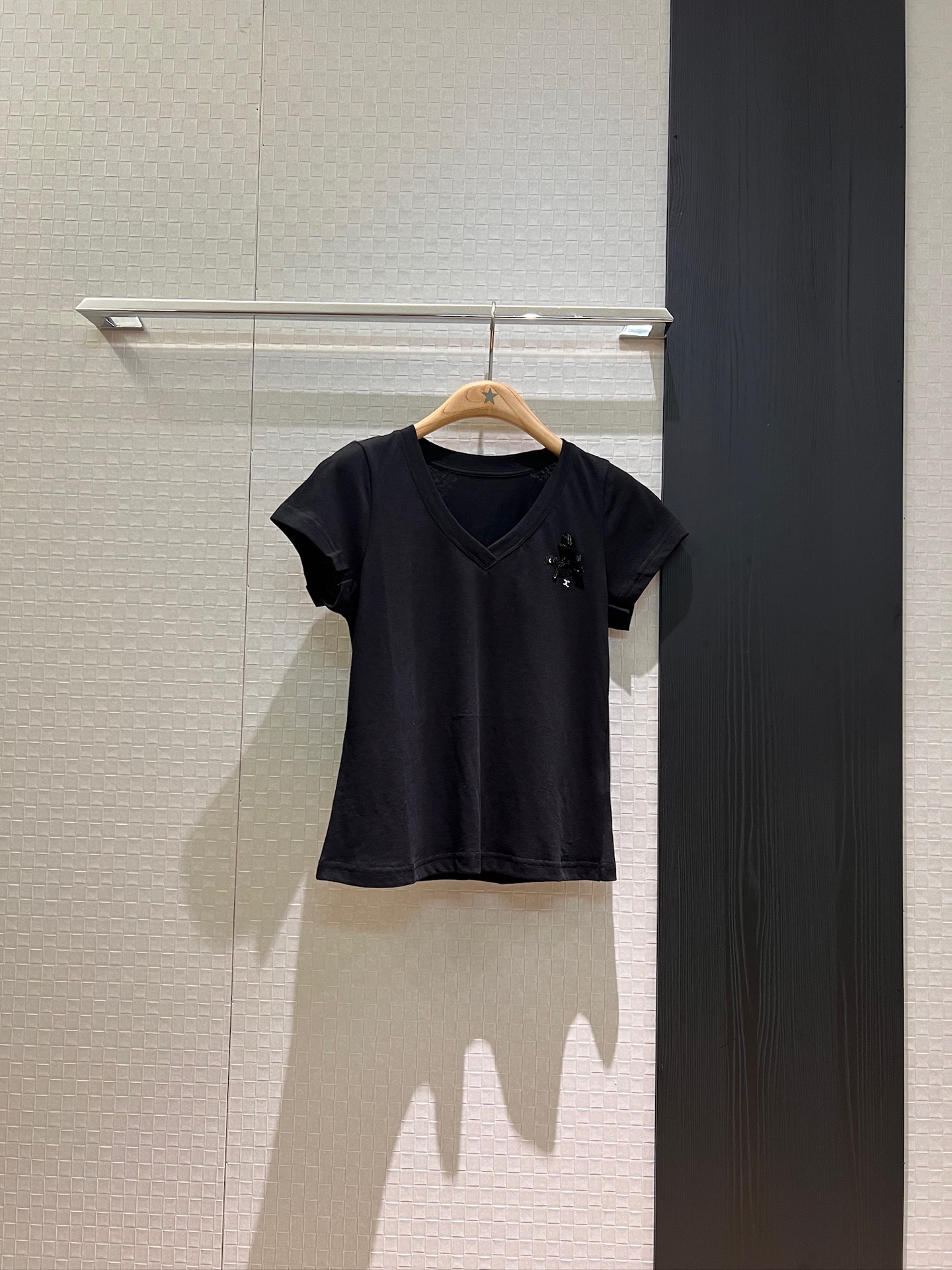NO:421305,New V-neck beaded shoulder T-shirt, slim and simple and exquisite, black and white SML, tees, t-shirt, alexander wang19860909新款V领钉珠正肩T恤 修身显瘦简单精致 黑色白色 SML,,tees，t-shirt,alexander wang,Women's clothing