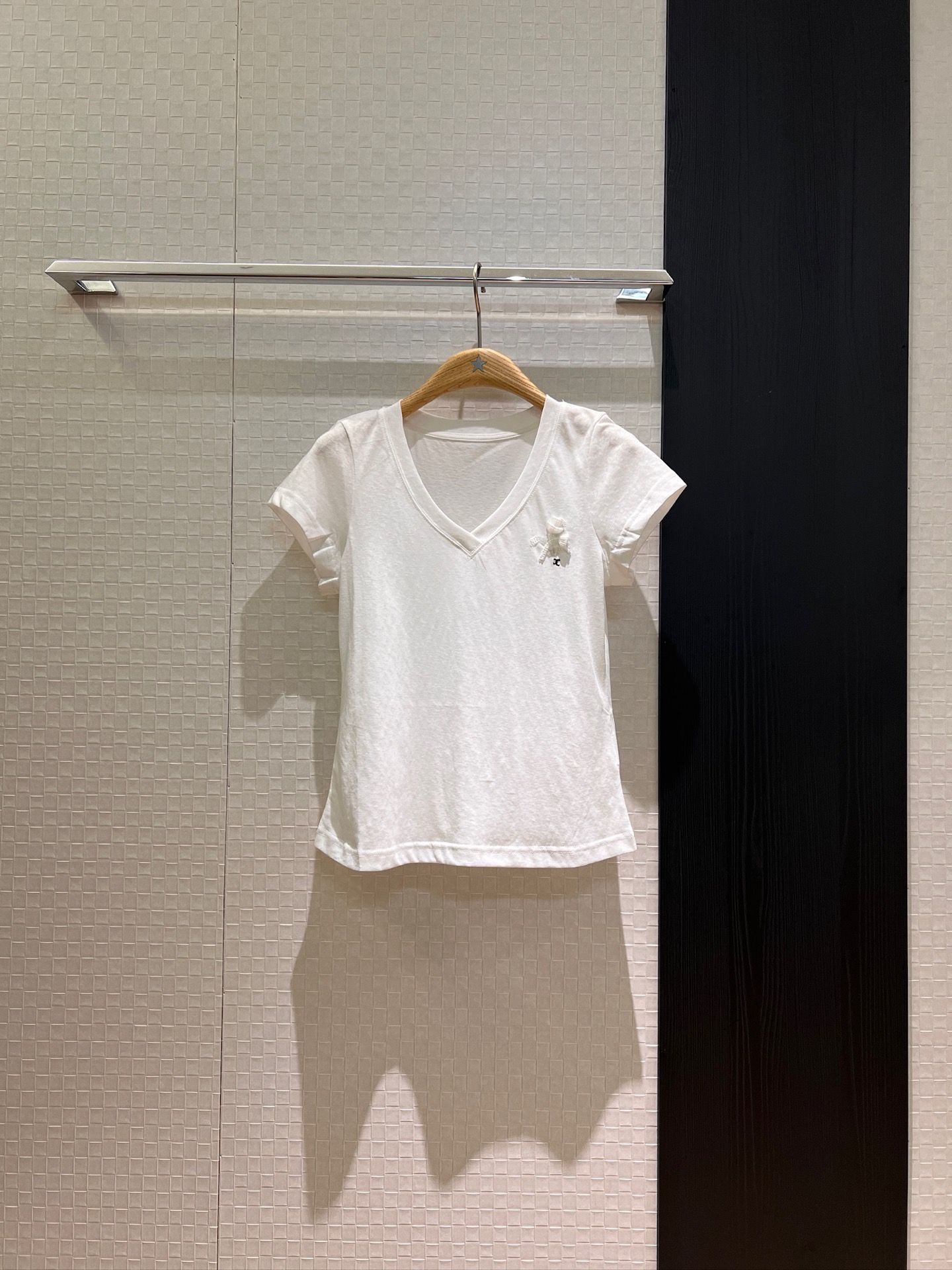 NO:421321,New V-neck beaded shoulder T-shirt, slim and simple and exquisite, black and white, tees, t-shirt, alexander wang19860909新款V领钉珠正肩T恤 修身显瘦简单精致 黑色白色,,tees，t-shirt,alexander wang,Women's clothing