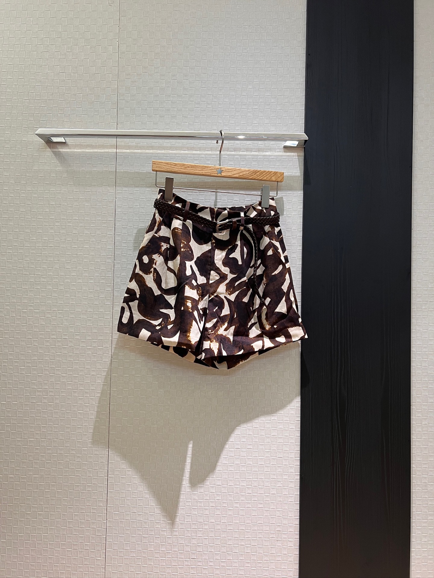 NO:421351,New woven belt decoration, retro printed tinsel high waist wide-leg suit shorts Bermuda shorts, loose and age-reducing, casual and slimming S-XL, shorts, business suit, alexander wang19860909新款编织腰带装饰 复古印花天丝麻高腰阔腿西装短裤百慕大短裤 宽松减龄 休闲显瘦S-XL,,shorts,business suit,alexander wang,Women's clothing