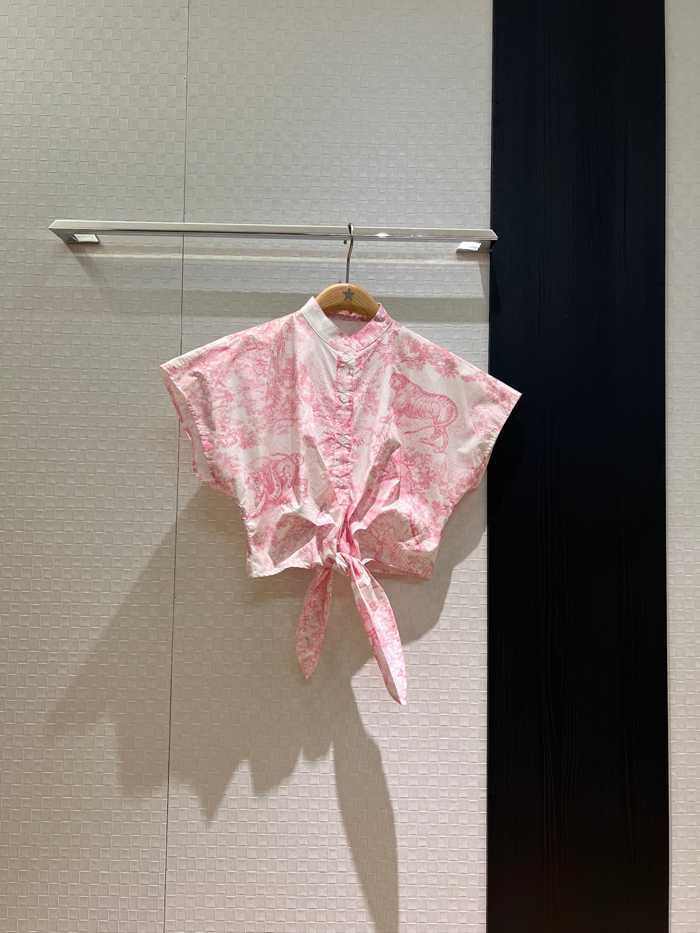 NO:422815,The new style is the same as Zhou. The classic Juyi printed stand-up collar tie-knotted short shirt with shoulder knots, waist slimming, simple and fashionable, age-reducing versatile skirts can be matched in the same series Pink green SML, skirts, alexander wang19860909新款周也同款 经典茹伊印花立领系带打结短款衬衣落肩打结 收腰显瘦 简约时尚 减龄百搭可搭同系列半裙 粉色绿色 SML,,skirts,alexander wang,Women's clothing