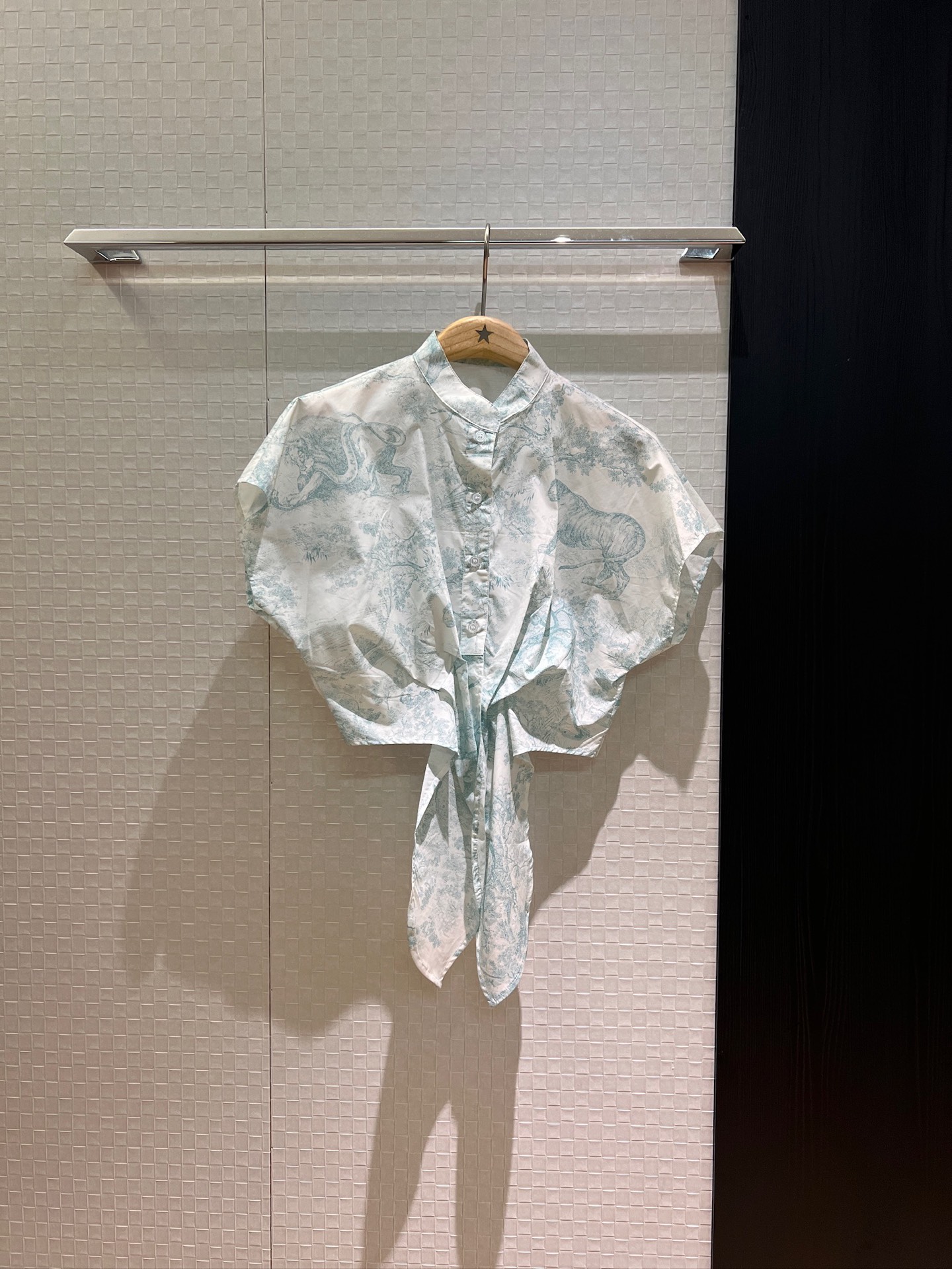 NO:422832,The new style is the same as Zhou. The classic Juyi printed stand-up collar tie-knotted short shirt with shoulder knots, waist slimming, simple and fashionable, age-reducing versatile skirts can be matched in the same series Pink green SML, skirts, alexander wang19860909新款周也同款 经典茹伊印花立领系带打结短款衬衣落肩打结 收腰显瘦 简约时尚 减龄百搭可搭同系列半裙 粉色绿色 SML,,skirts,alexander wang,Women's clothing