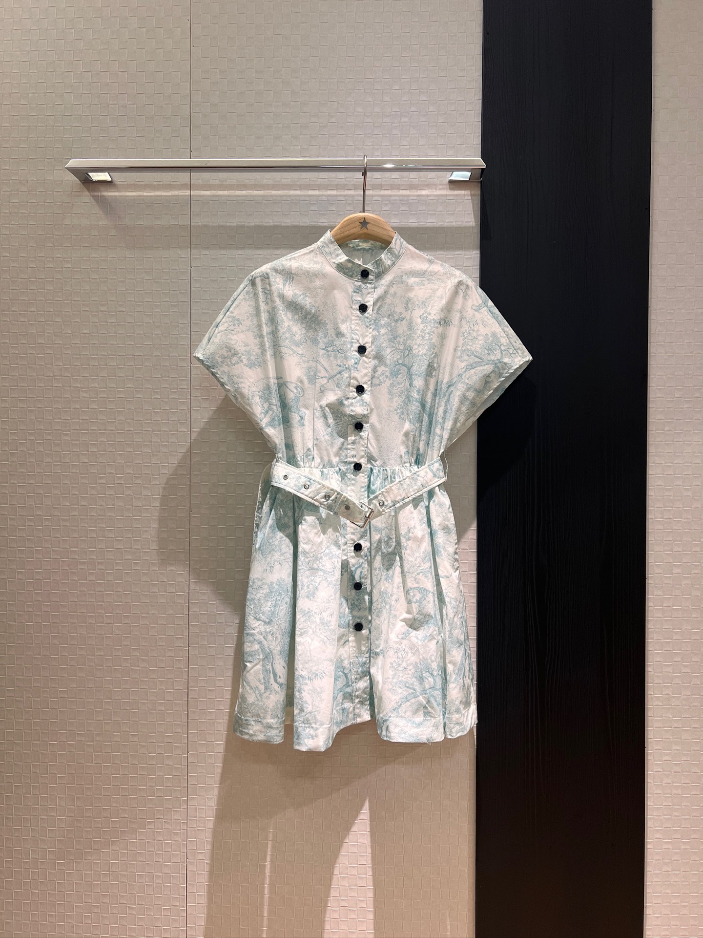 NO:422823,New small stand-up collar drop-roll sleeves Juyi printed dress, breasted belt decoration, waist slimming and casual and fashionable, commuting and age-reducing, green and pink pockets on both sides SML, skirts, alexander wang19860909新款小立领落肩袖茹伊印花连衣裙 排扣系腰带装饰 收腰显瘦休闲时尚 通勤减龄 两侧口袋绿色粉色 SML,,skirts,alexander wang,Women's clothing