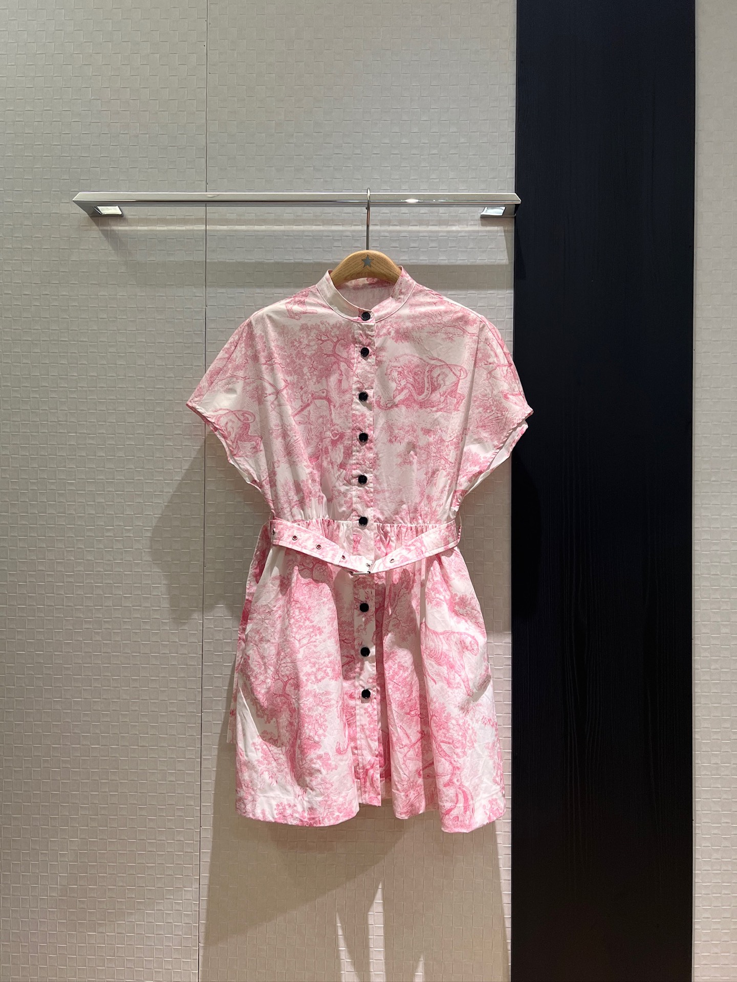 NO:422841,New small stand-up collar drop-roll sleeves Juyi printed dress, breasted belt decoration, waist slimming and casual and fashionable, commuting and age-reducing, green and pink pockets on both sides SML, skirts, alexander wang19860909新款小立领落肩袖茹伊印花连衣裙 排扣系腰带装饰 收腰显瘦休闲时尚 通勤减龄 两侧口袋绿色粉色 SML,,skirts,alexander wang,Women's clothing