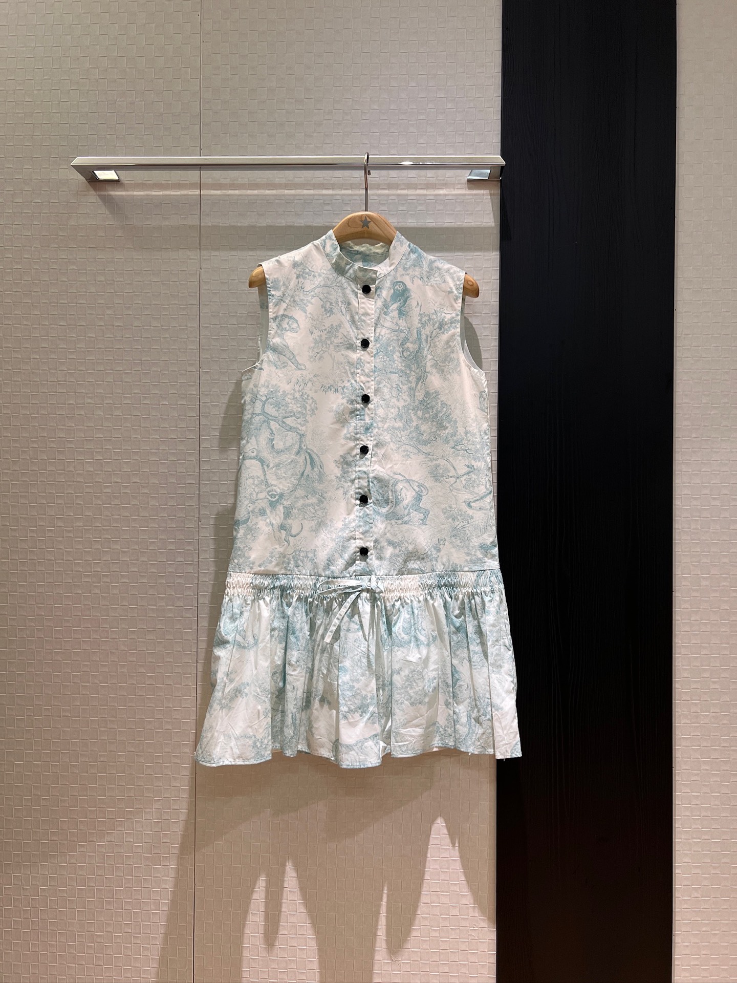 NO:422861,New Ruyi printed sleeveless doll dress spliced ​​with lotus leaf skirt A-line style drawstring adjustable cotton print cute age-reducing leisure and vacation green pink SML, skirts, alexander wang19860909新款茹伊印花无袖娃娃连衣裙拼接打揽荷叶裙摆 A字版型 可抽绳调节棉布印花 可爱减龄 休闲度假 绿色粉色 SML,,skirts,alexander wang,Women's clothing