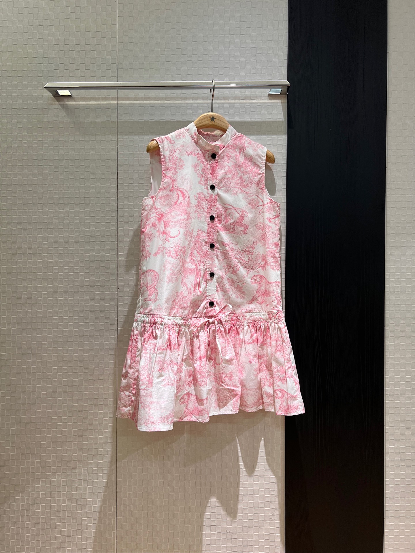 NO:422884,New Ruyi printed sleeveless doll dress spliced ​​with lotus leaf skirt A-line style drawstring adjustable cotton print cute age-reducing leisure and vacation green pink SML, skirts, alexander wang19860909新款茹伊印花无袖娃娃连衣裙拼接打揽荷叶裙摆 A字版型 可抽绳调节棉布印花 可爱减龄 休闲度假 绿色粉色 SML,,skirts,alexander wang,Women's clothing