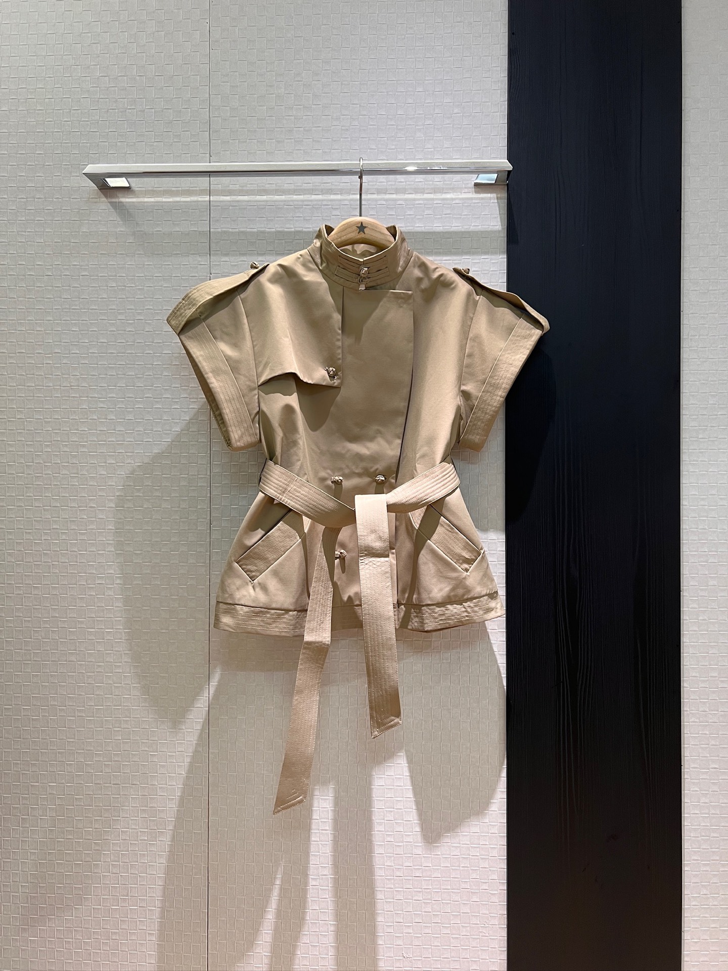 NO:422904,New style is coming in double-breasted turtleneck off-shoulder vest jacket, short loose silhouette, rolled-sleeved shoulder erectus decoration, belt tied with waist to make you look slim, handsome and versatile, sweet and cool age-reducing, casual street photography, SML, Jackets & coats, alexander wang19860909新款来袭双排扣高领落肩马甲外套 短款廓形宽松 卷袖边肩章装饰 系腰带收腰显瘦 帅气百搭 甜酷减龄 休闲街拍 SML,,jackets & coats,alexander wang,Women's clothing