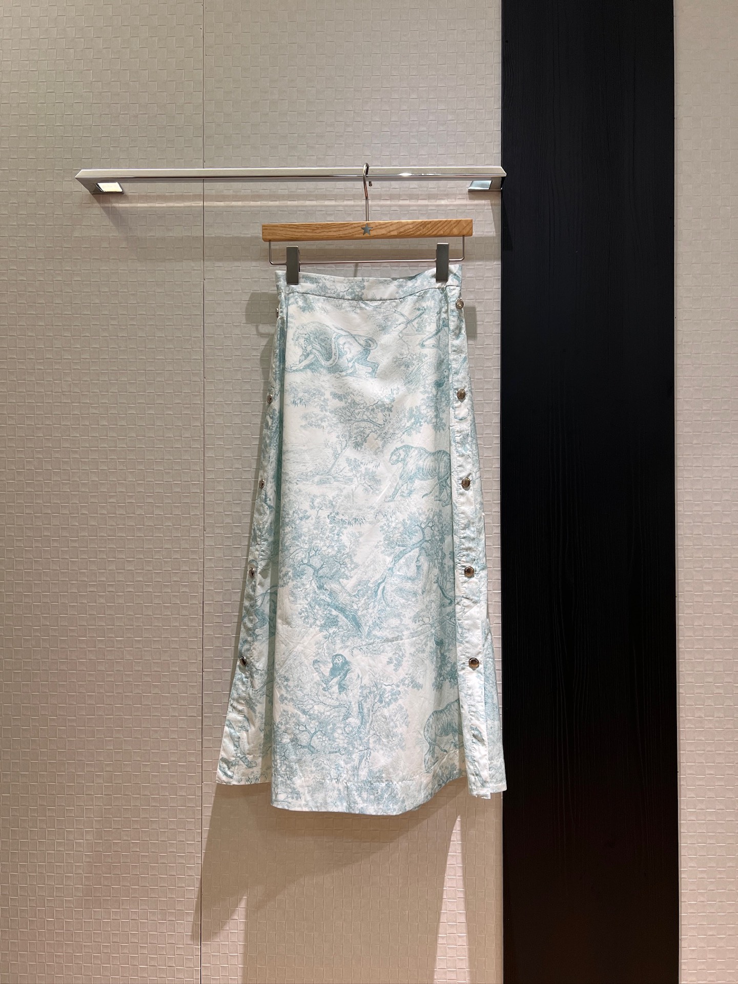 NO:422908,New style of Ruyi beast print with open buttons on both sides, A-line skirt, cotton and linen fabric, can be matched with the same shirt, T-shirt, temperament and versatile, green and pink, age-reducing age, SML, skirts, tees, t-shirt, alexander wang19860909新款茹伊猛兽印花两侧开扣 A字半裙 棉麻面料 可搭同款衬衣T恤气质百搭 减龄必备绿色粉色 SML,,skirts,tees，t-shirt,alexander wang,Women's clothing