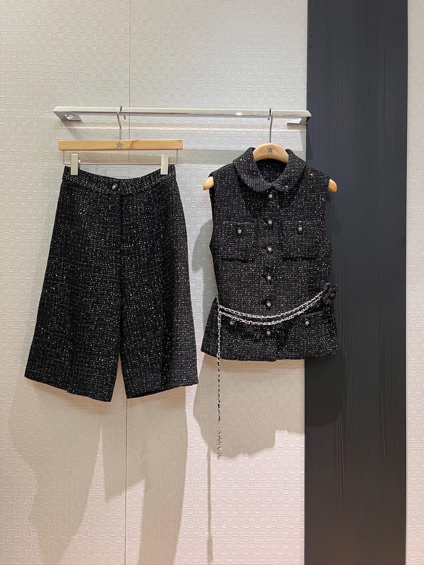 NO:424296,New camellia logo waist chain decoration Tweed vest top cropped pants suit open mold buttons pants slit design elegant temperament commuting casual SML, alexander wang19860909新款山茶花logo腰链装饰 粗花呢马甲上衣七分裤 套装 开模扣子 裤子开叉设计优雅气质 通勤休闲 SML,,alexander wang,Women's clothing