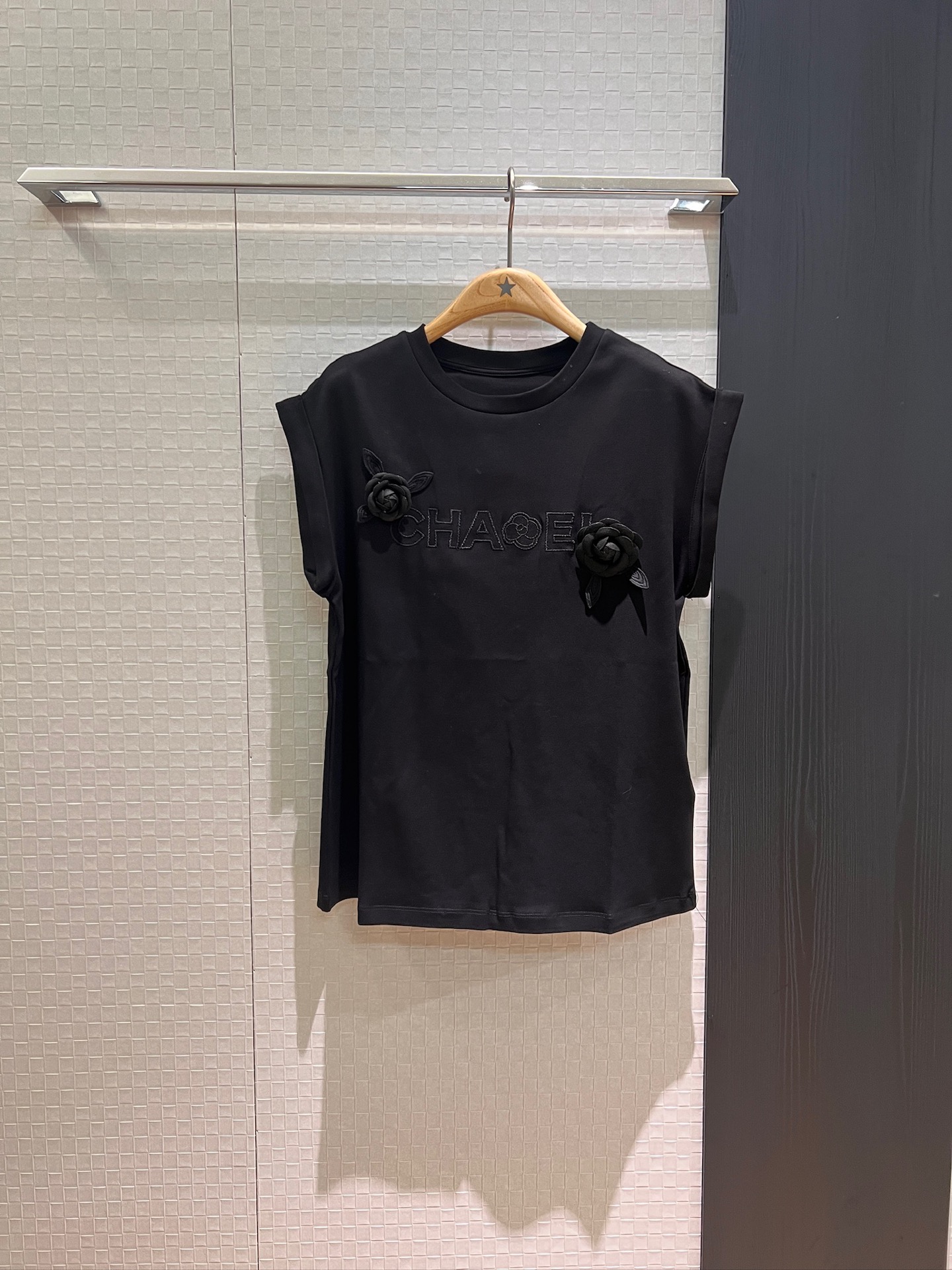 NO:424312,New three-dimensional camellia logo letter embroidered T-shirt, rolled-edged rotator sleeves loose and casual, cute and versatile black and white powder SML, tees, t-shirt, alexander wang19860909新款立体山茶花logo字母刺绣T恤 卷边落肩袖宽松休闲 可爱百搭黑白粉 SML,,tees，t-shirt,alexander wang,Women's clothing