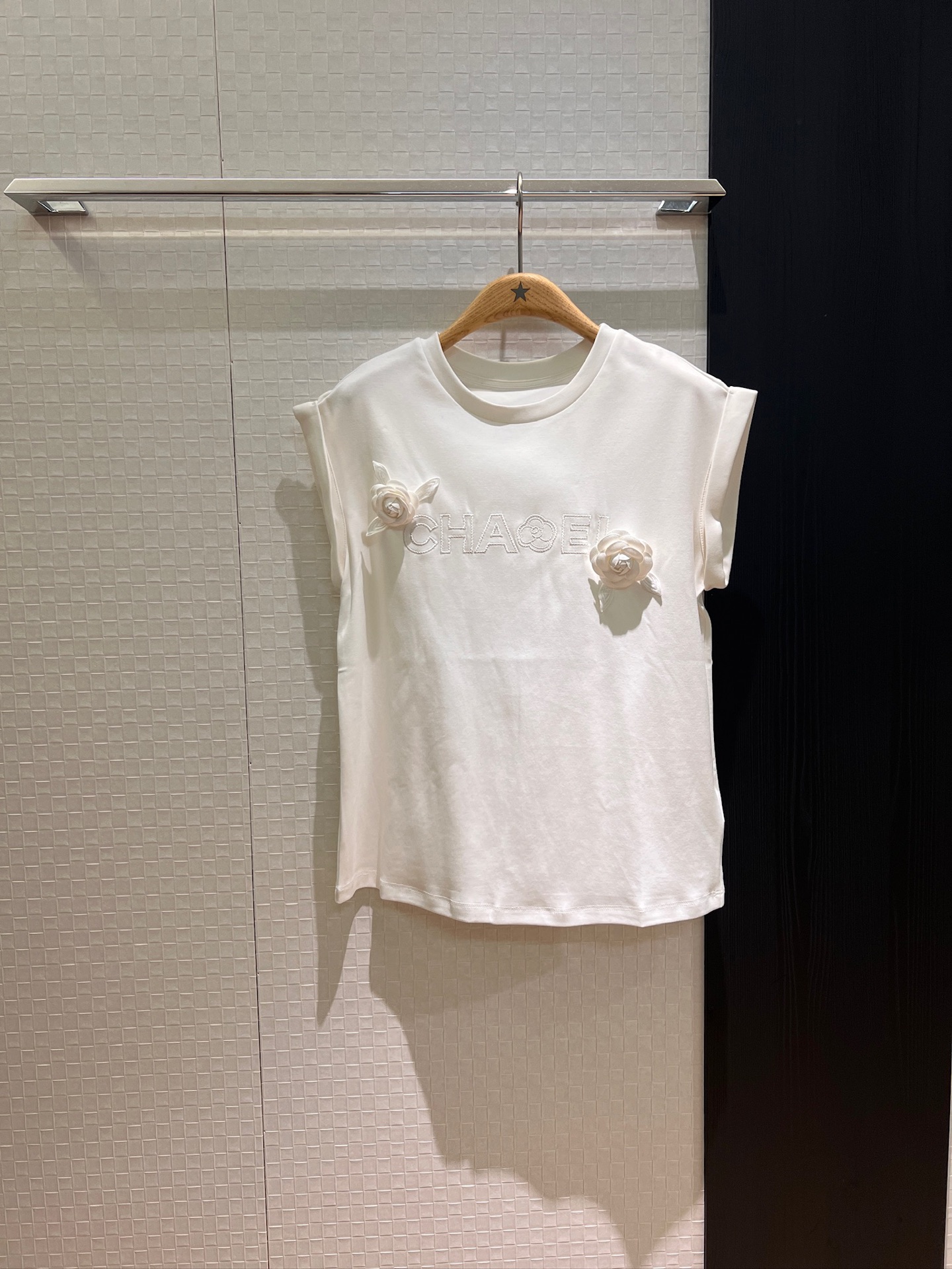 NO:424360,New three-dimensional camellia logo letter embroidered T-shirt, rolled-edged rotator sleeves loose and casual, cute and versatile black and white powder SML, tees, t-shirt, alexander wang19860909新款立体山茶花logo字母刺绣T恤 卷边落肩袖宽松休闲 可爱百搭黑白粉 SML,,tees，t-shirt,alexander wang,Women's clothing