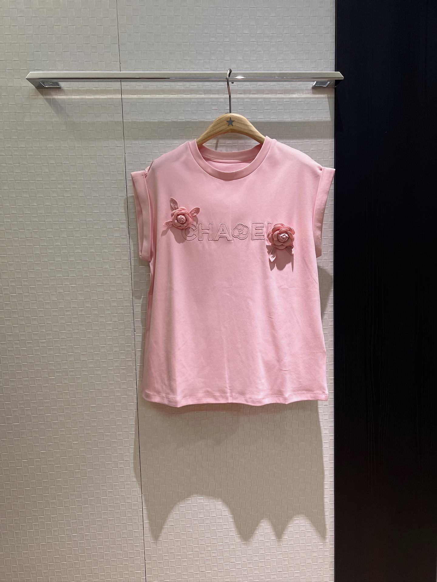 NO:424337,New three-dimensional camellia logo letter embroidered T-shirt, rolled-edged rotator sleeves loose and casual, cute and versatile black and white powder SML, tees, t-shirt, alexander wang19860909新款立体山茶花logo字母刺绣T恤 卷边落肩袖宽松休闲 可爱百搭黑白粉 SML,,tees，t-shirt,alexander wang,Women's clothing