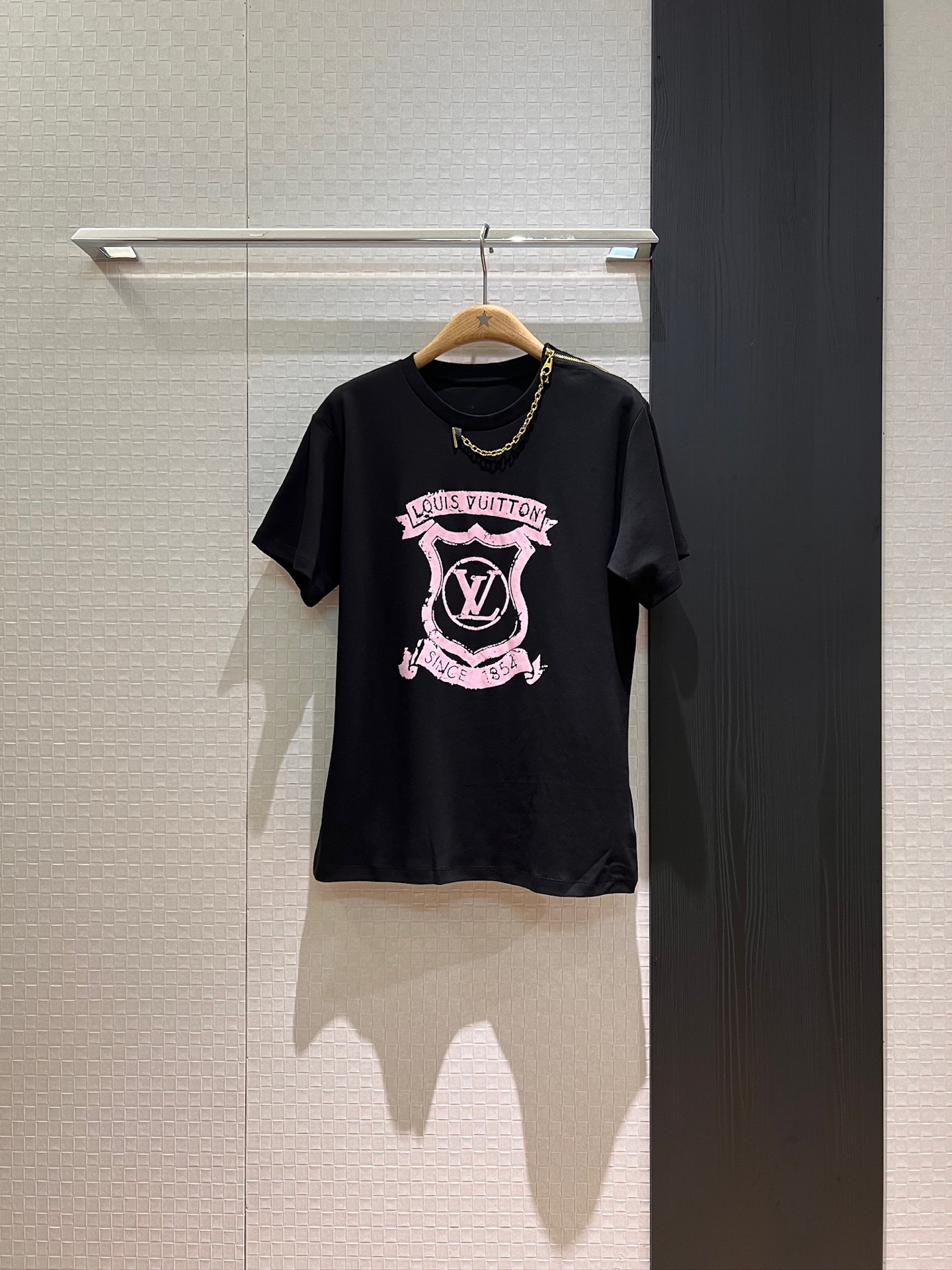 NO:424404,New old badge prints, shoulder zipper decorative T-shirt mold opening hardware chain casual and versatile, fashionable and age-reducing black and white SML, tees, t-shirt, alexander wang19860909新款做旧徽章印花 肩膀拉链装饰T恤开模五金链条休闲百搭 时尚减龄 黑色白色 SML,,tees，t-shirt,alexander wang,Women's clothing