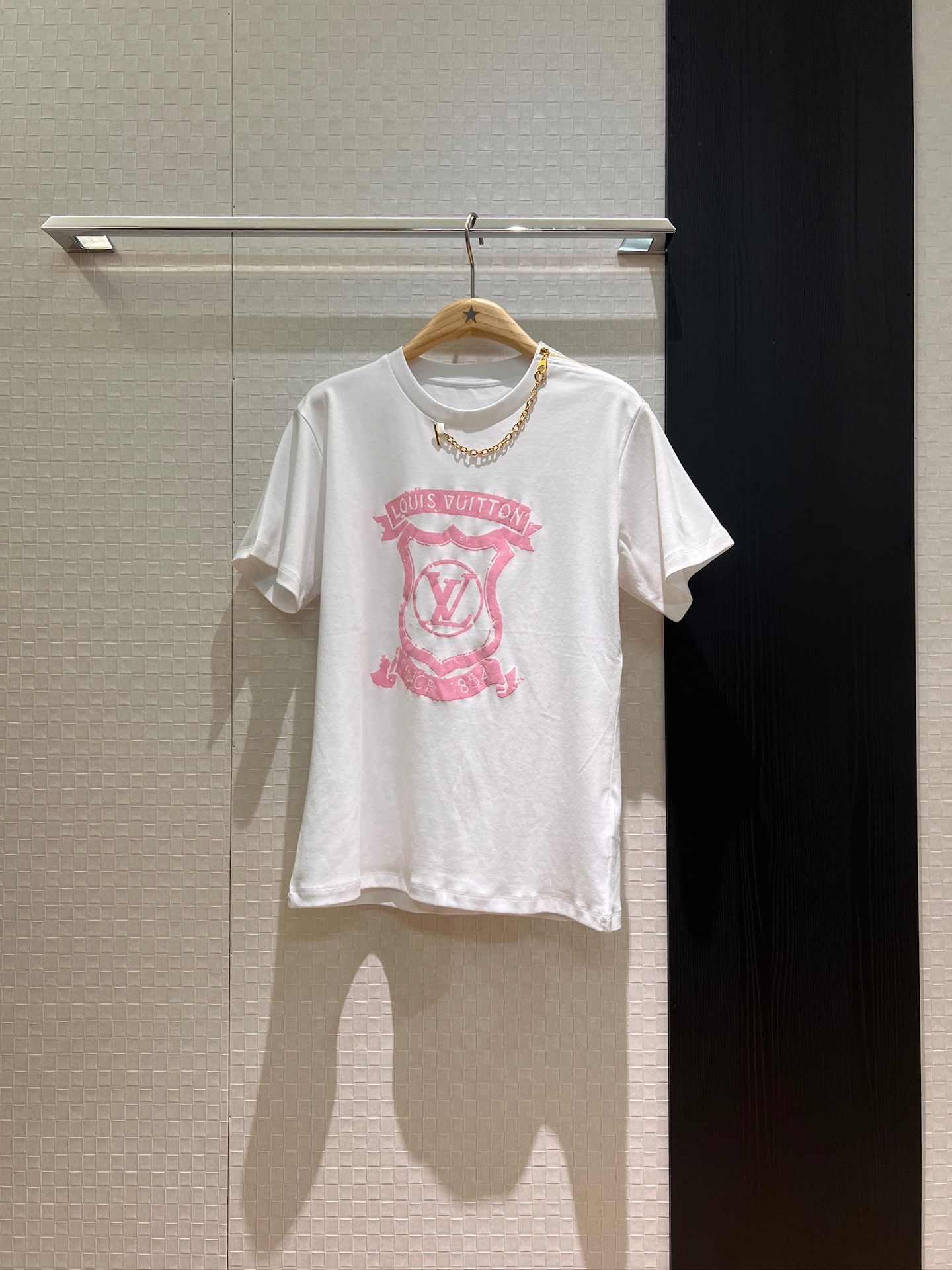 NO:424427,New old badge prints, shoulder zipper decorative T-shirt mold opening hardware chain casual and versatile, fashionable and age-reducing black and white SML, tees, t-shirt, alexander wang19860909新款做旧徽章印花 肩膀拉链装饰T恤开模五金链条休闲百搭 时尚减龄 黑色白色 SML,,tees，t-shirt,alexander wang,Women's clothing