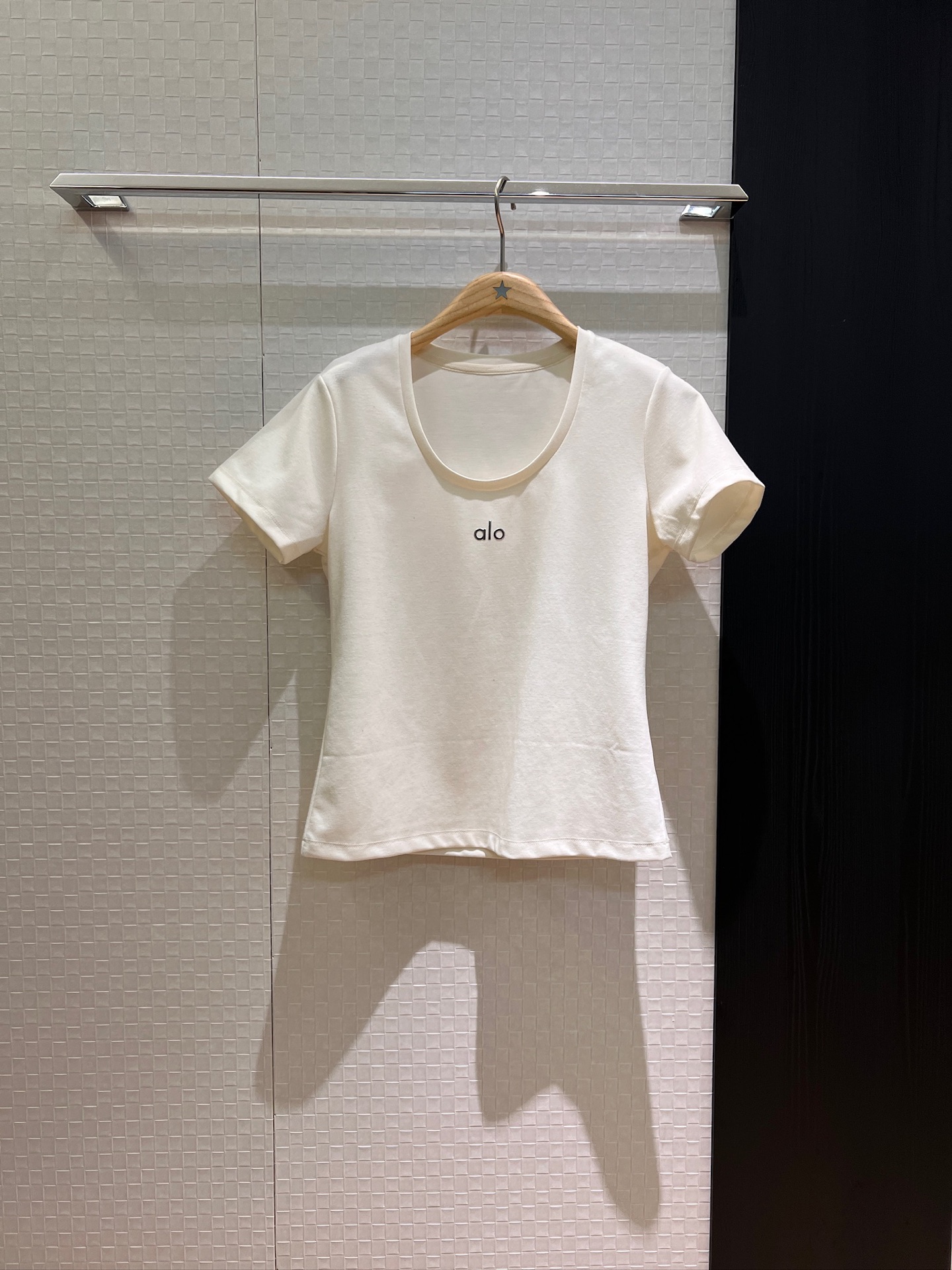 NO:424338,New alo three-dimensional letter small T-shirt U-neck, slim-fitting black and white S-XL, tees, t-shirt, alexander wang19860909新款alo立体字母小版T恤 U领正肩修身显瘦 黑色白色 S-XL,,tees，t-shirt,alexander wang,Women's clothing