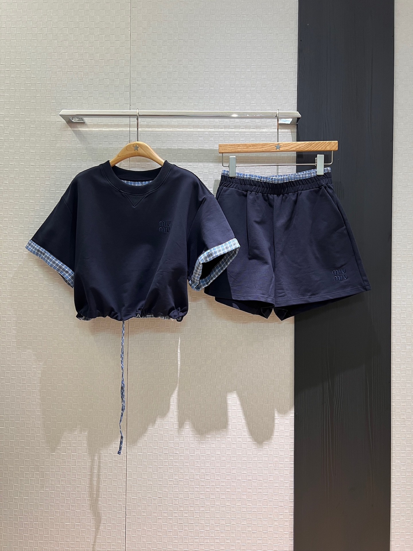 NO:424362,New spliced ​​plaid suit Fake two-piece spliced ​​plaid curled short top T-shirt Fake two-piece spliced ​​plaid elastic waist shorts Hem drawstring waist lace embroidered miu letter decoration Casual age reduction, Miumiu, shorts,tees, t-shirt,alexander wang19860909新款拼接格纹套装 假两件拼接格纹卷边短款上衣T恤假两件拼接格纹松紧腰短裤 下摆抽绳收腰系带 刺绣miu字母装饰 休闲减龄,,miumiu,shorts,tees，t-shirt,alexander wang,Women's clothing