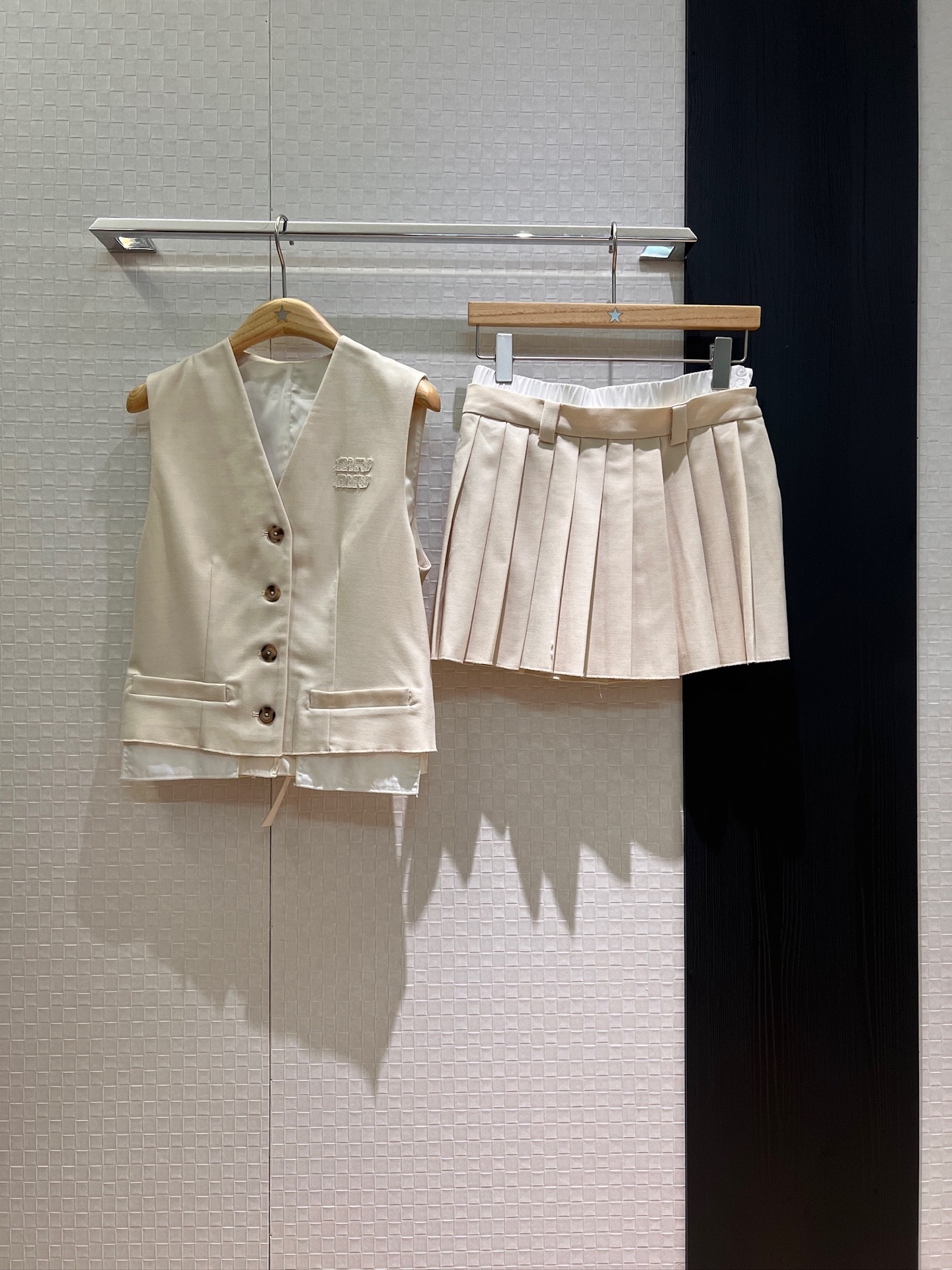 NO:424405,Vest, new Miu style dressing, spliced ​​plaid fake two-piece V-neck vest fake two-piece plaid waist design pleated skirt, short skirt waist patch embroidery logo, college age-reducing, casual and versatile, dark blue and white SML,,miumiu, skirts,alexander wang19860909马甲 半裙新款miu式穿搭 拼接格纹假两件V领马甲假两件格纹腰设计百褶半裙 短裙后腰贴布刺绣logo 学院减龄 休闲百搭 深蓝白色 SML,,miumiu,skirts,alexander wang,Women's clothing