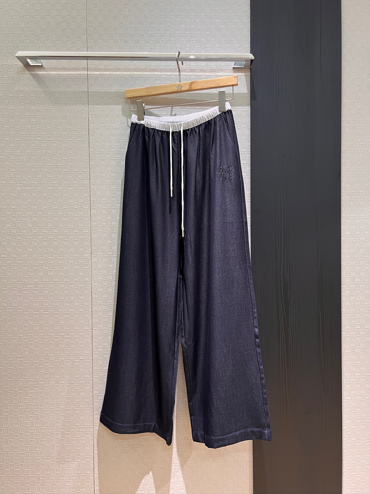 NO:424425,New style of white waist drawstring elastic Tennis denim wide-leg pants are super comfortable and soft, embroidered miu letter logo decoration casual and age-reducing lazy and versatile SML, miumiu, alexander wang19860909新款拼白色腰抽绳松紧天丝牛仔阔腿裤超舒适柔软 刺绣miu字母logo装饰休闲减龄 慵懒百搭 SML,,miumiu,alexander wang,Women's clothing