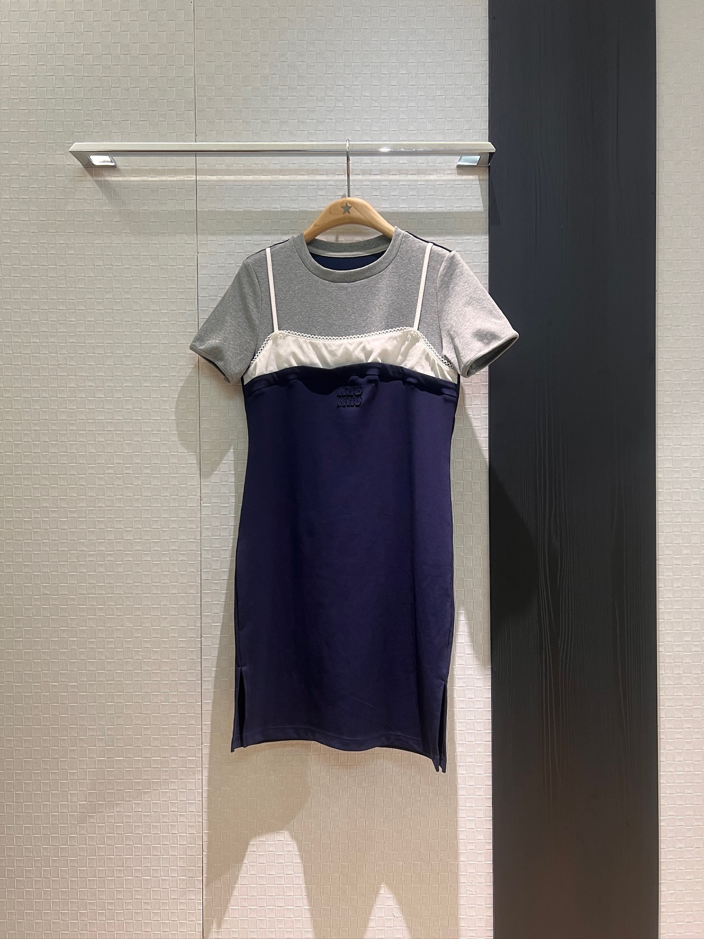 NO:424341,New Miu Miu air splicing fake suspender design contrasting color fake two-piece T-skirt breast patch logo letters slim fit and slim, essential for age reduction, slit skirt slit SML, miumiu, skirts, alexander wang19860909新款miu里miu气 拼接假吊带设计 撞色假两件T裙胸前贴布logo字母 修身显瘦 减龄必备 裙摆开叉SML,,miumiu,skirts,alexander wang,Women's clothing