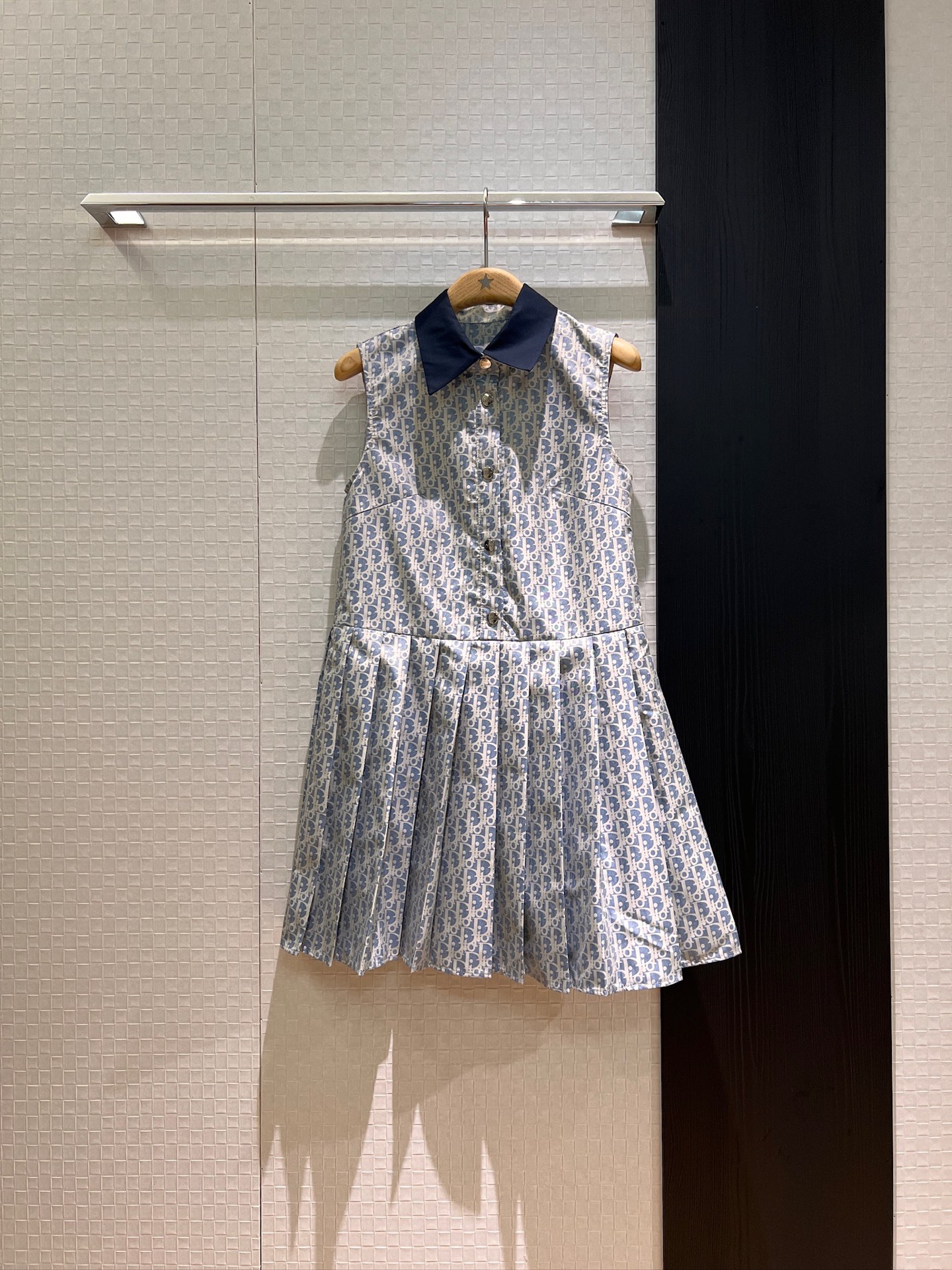 NO:424366,New style recommended contrasting lapel presbyterian sleeveless A-line dress, spliced ​​doll pleated skirt, haze blue jacquard logo letters, mold opening hardware buckle casual and age-reducing sweet and cute SML, skirts, alexander wang19860909新款推荐撞色翻领老花无袖A字连衣裙 拼接娃娃百褶裙 雾霾蓝提花logo字母 开模五金扣休闲减龄 甜美可爱 SML,,skirts,alexander wang,Women's clothing