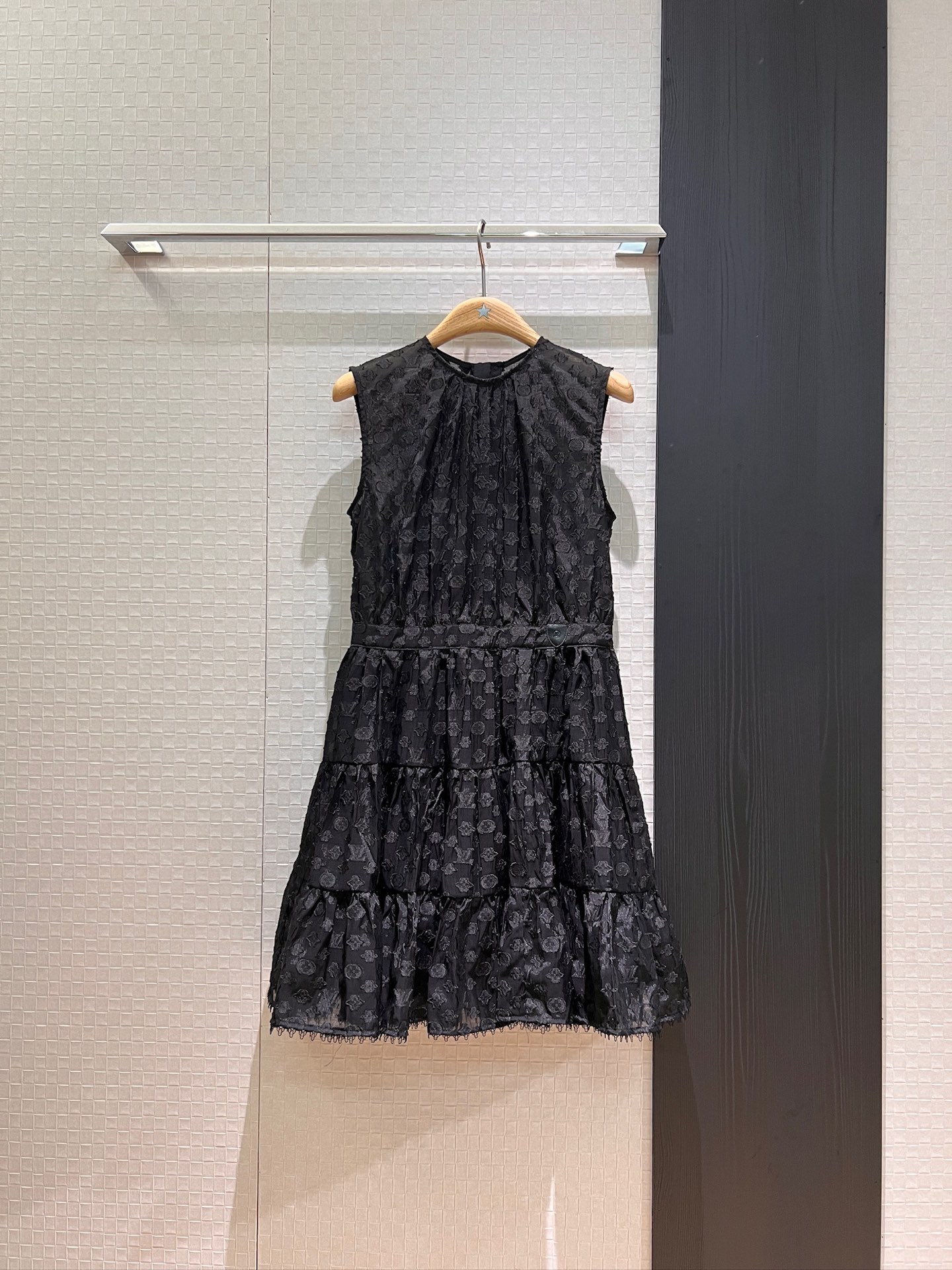 NO:425688,New custom jacquard presbyterian fabric round neck sleeveless dress silk tailoring spliced ​​cake skirt waist logo leather label decoration sweet temperament elegant age-reducing pink/black SML,,skirts,alexander wang19860909新款定制提花老花面料 圆领无袖连衣裙 对丝剪裁拼接蛋糕裙腰部logo皮标装饰 气质甜美优雅减龄 粉色/黑色 SML,,skirts,alexander wang,Women's clothing