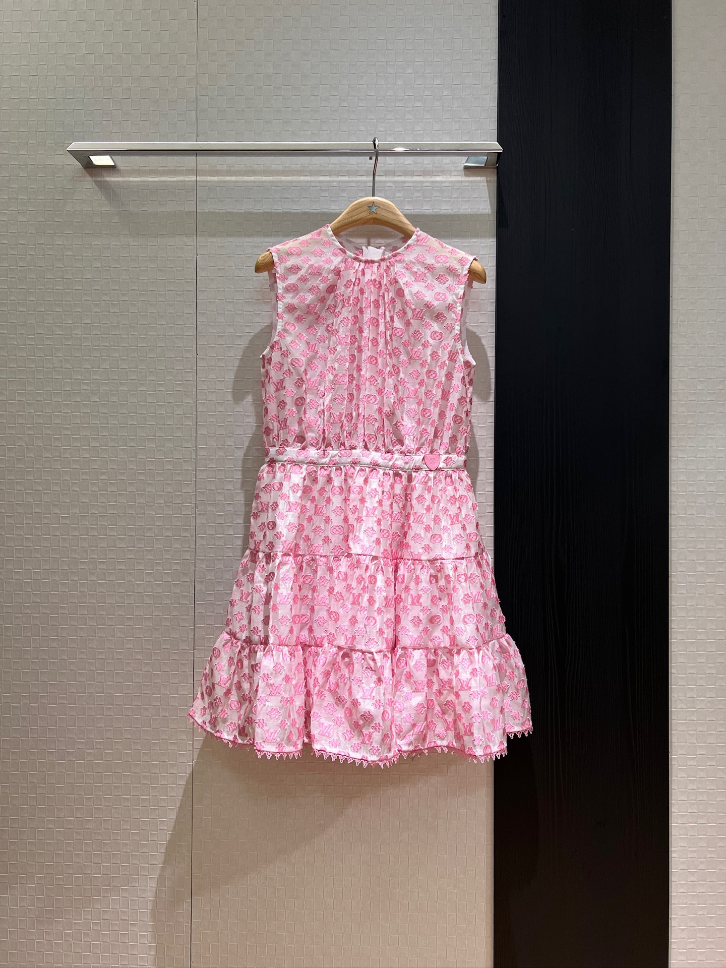 NO:425696,New custom jacquard presbyterian fabric round neck sleeveless dress silk tailoring spliced ​​cake skirt waist logo leather label decoration sweet temperament elegant age-reducing pink/black SML,,skirts,alexander wang19860909新款定制提花老花面料 圆领无袖连衣裙 对丝剪裁拼接蛋糕裙腰部logo皮标装饰 气质甜美优雅减龄 粉色/黑色 SML,,skirts,alexander wang,Women's clothing