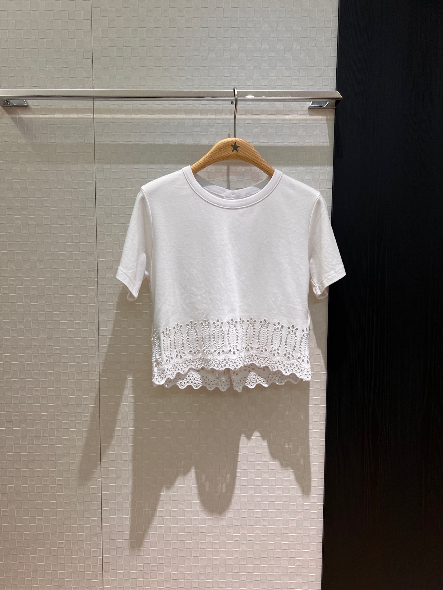 NO:425704,New model back button design, hem embroidered lace decoration, short T-shirt cuff logo, loose and casual, cute and age-reducing SML,,tees, t-shirt,alexander wang19860909新款背后开扣设计 下摆镂空刺绣花边装饰 短款T恤袖口logo标志 宽松休闲 可爱减龄 SML,,tees，t-shirt,alexander wang,Women's clothing