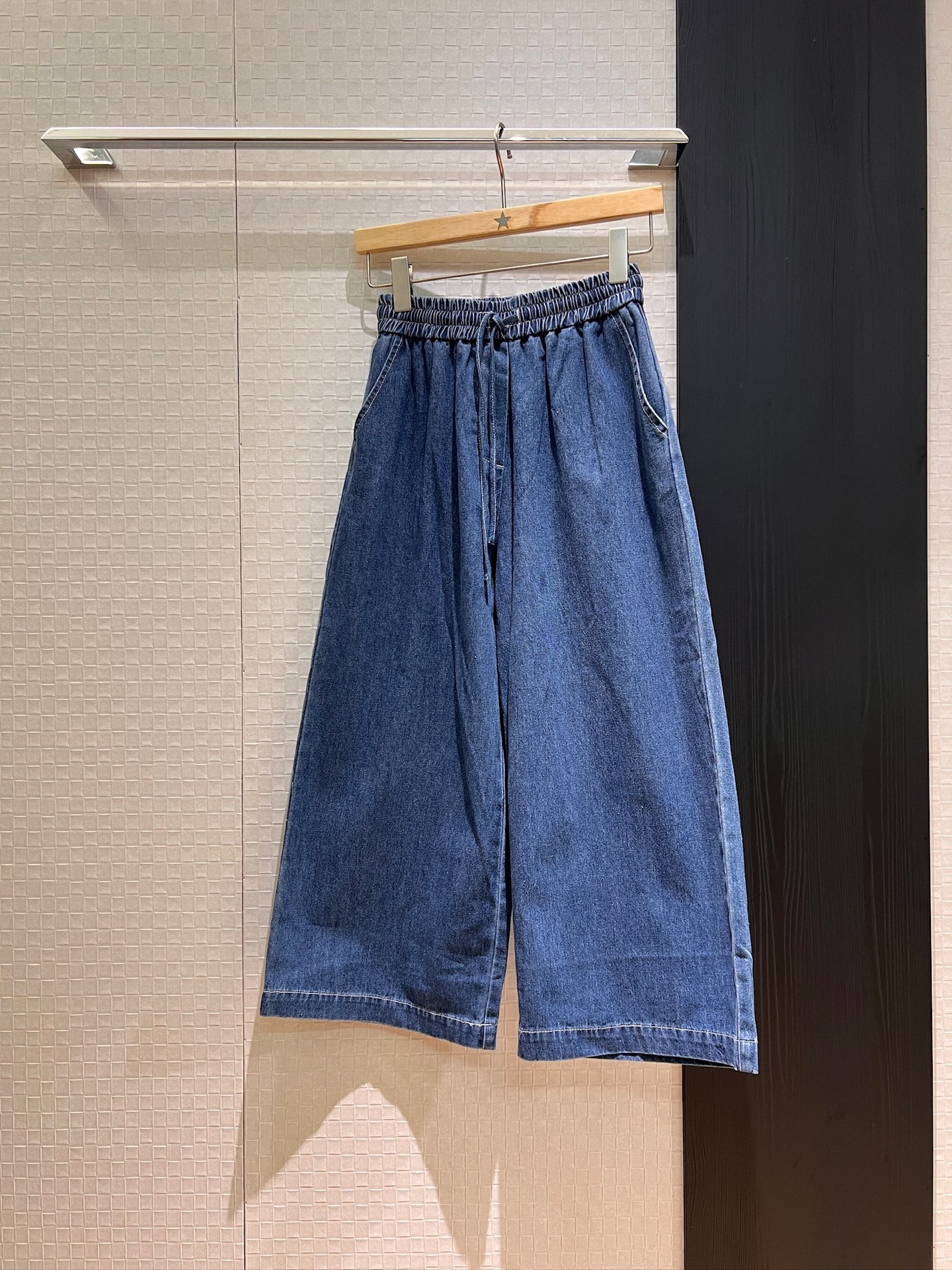 NO:425730,New elastic waist drawstring decoration, denim wide-leg pants, A-line cropped pants, back pocket embroidered logo badge, casual and age-reducing SML, alexander wang19860909新款松紧腰抽绳装饰 牛仔阔腿裤 A字九分裤后口袋刺绣logo徽章 休闲减龄 SML,,alexander wang,Women's clothing