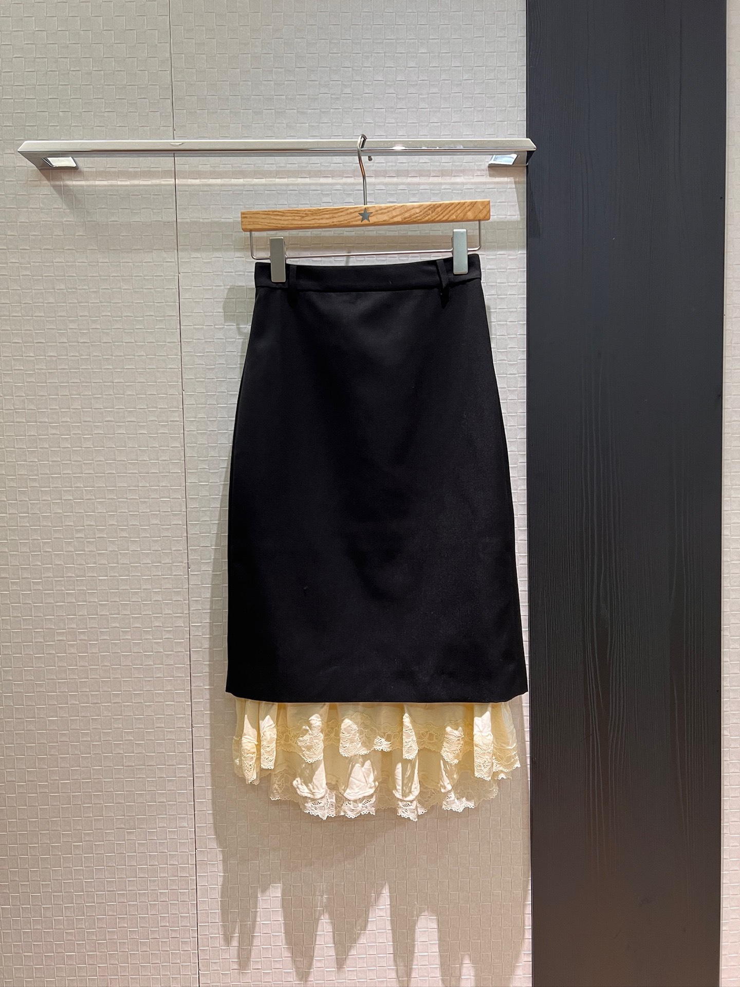 NO:425747,New fake two-piece design spliced ​​irregular lace skirt straight fishtail skirt with short front and long back, elegant temperament, age-reducing versatile SML, skirts, alexander wang19860909新款假两件设计 拼接不规则蕾丝裙摆直筒鱼尾半裙下摆前短后长 优雅气质 减龄百搭 SML,,skirts,alexander wang,Women's clothing