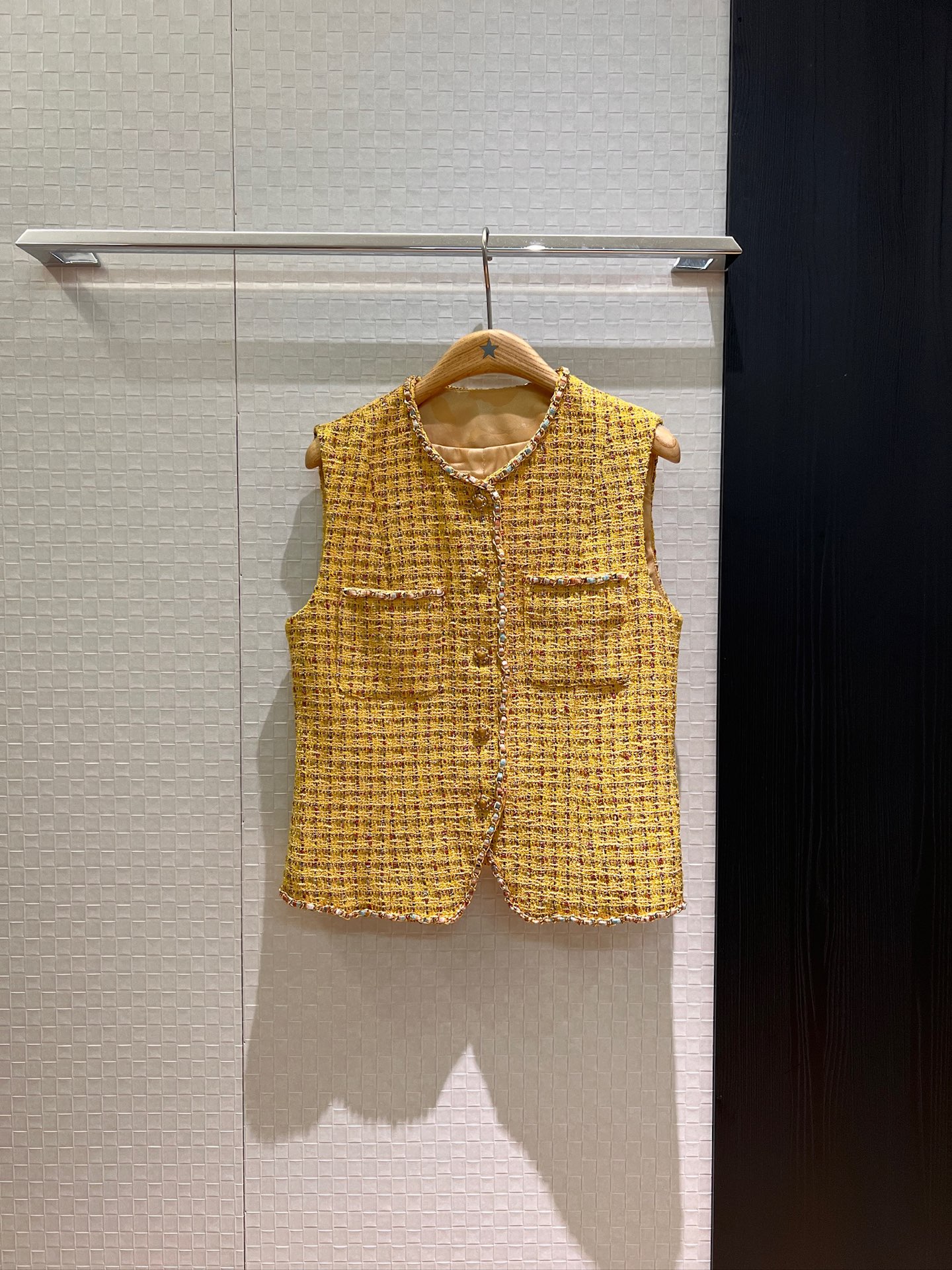 NO:425737,New colored chain decorative edges, tweed vest, French simple camellia lining, pockets on both sides of the chest, single-breasted temperament and versatile SML, alexander wang19860909新款彩色链条装饰边 粗花呢马甲法式简约 山茶花内衬 胸前两侧口袋 单排扣气质百搭 SML,,alexander wang,Women's clothing