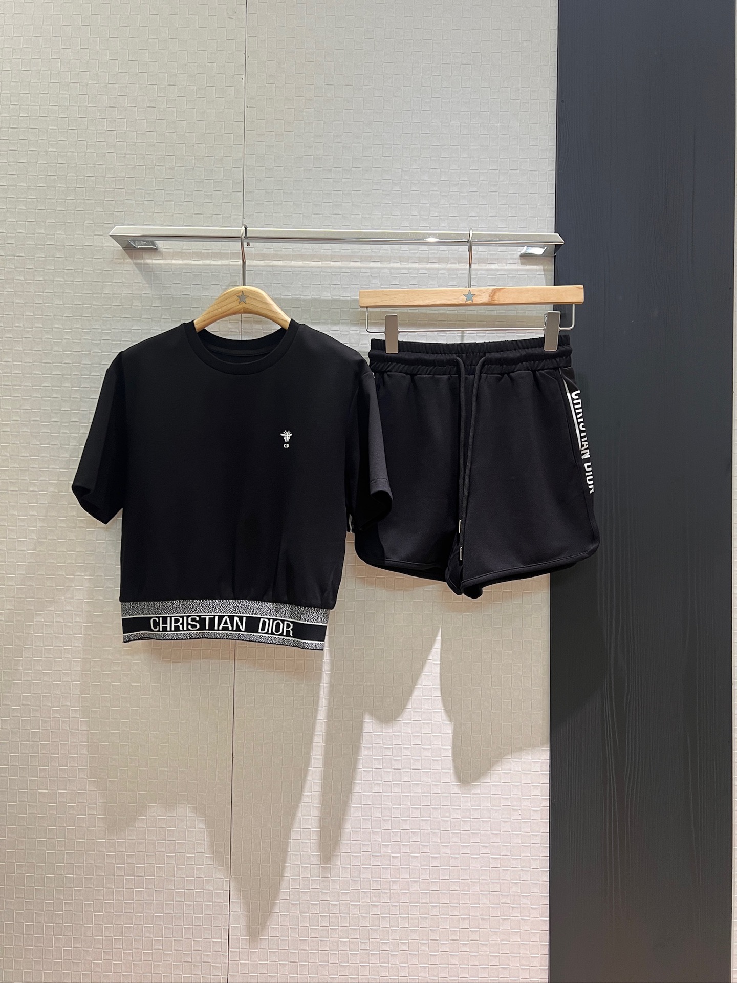 NO:425718,New round neck webbing decorative sports suit classic jacquard logo webbing decorative elastic waist shorts embroidered bee casual age-reducing black and white SML, shorts, alexander wang19860909新款圆领织带装饰运动套装经典提花logo织带装饰松紧腰短裤 刺绣小蜜蜂 休闲减龄 黑白 SML,,shorts,alexander wang,Women's clothing