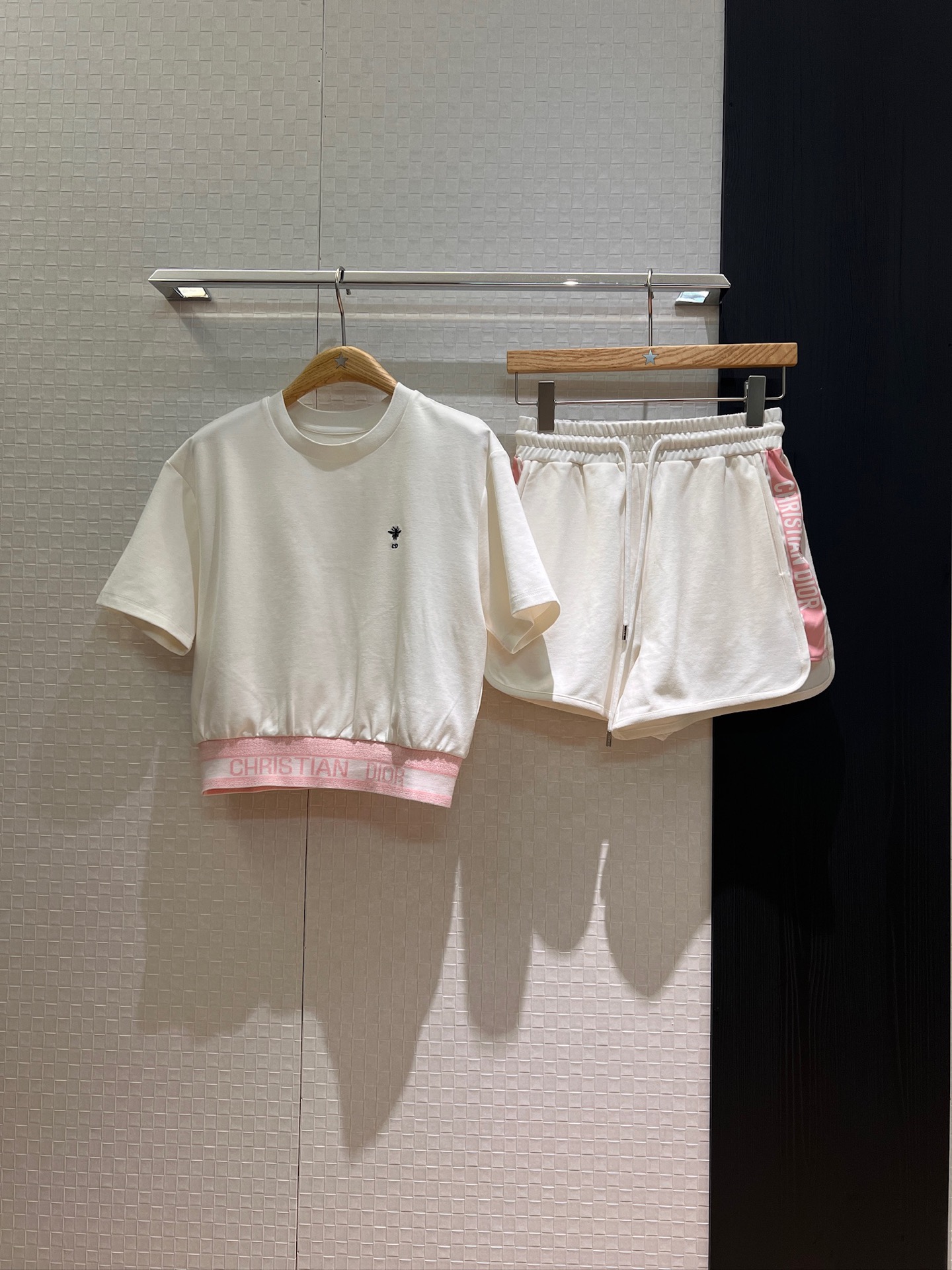 NO:425727,New round neck webbing decorative sports suit classic jacquard logo webbing decorative elastic waist shorts embroidered bee casual age-reducing black and white SML, shorts, alexander wang19860909新款圆领织带装饰运动套装经典提花logo织带装饰松紧腰短裤 刺绣小蜜蜂 休闲减龄 黑白 SML,,shorts,alexander wang,Women's clothing