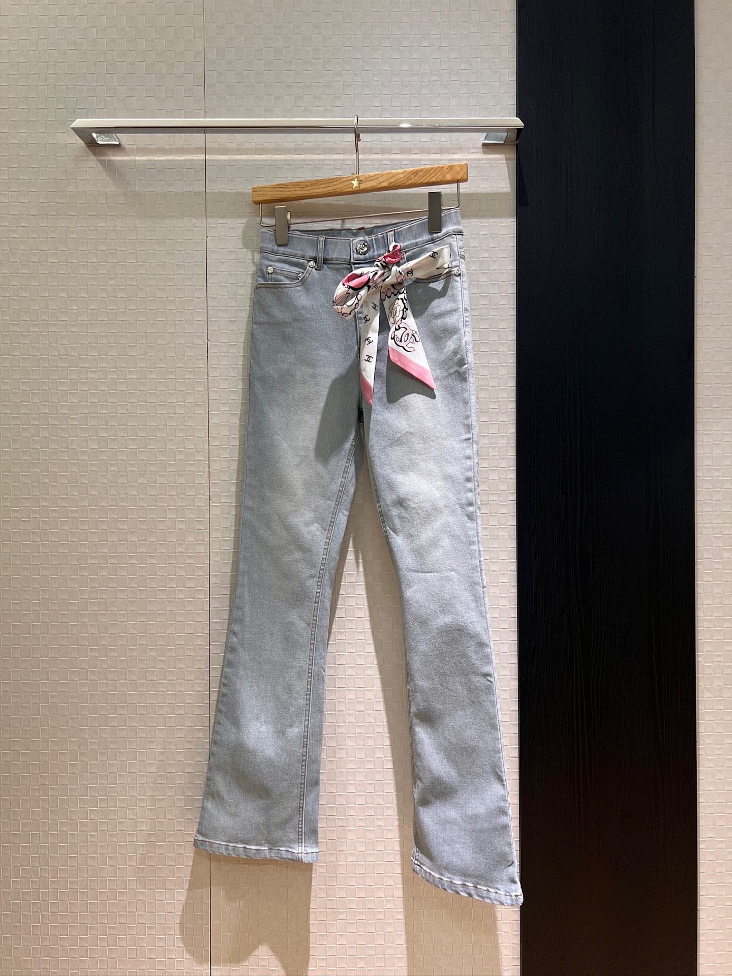 NO:425749,New double C printed silk scarf decorative micro-flare jeans fabric is elastic, slim and slim, simple and versatile, SML, jeans, alexander wang19860909新款双C印花丝巾装饰微喇叭牛仔裤面料有弹力 修身显瘦 收腹提臀简单百搭 SML,,jeans,alexander wang,Women's clothing