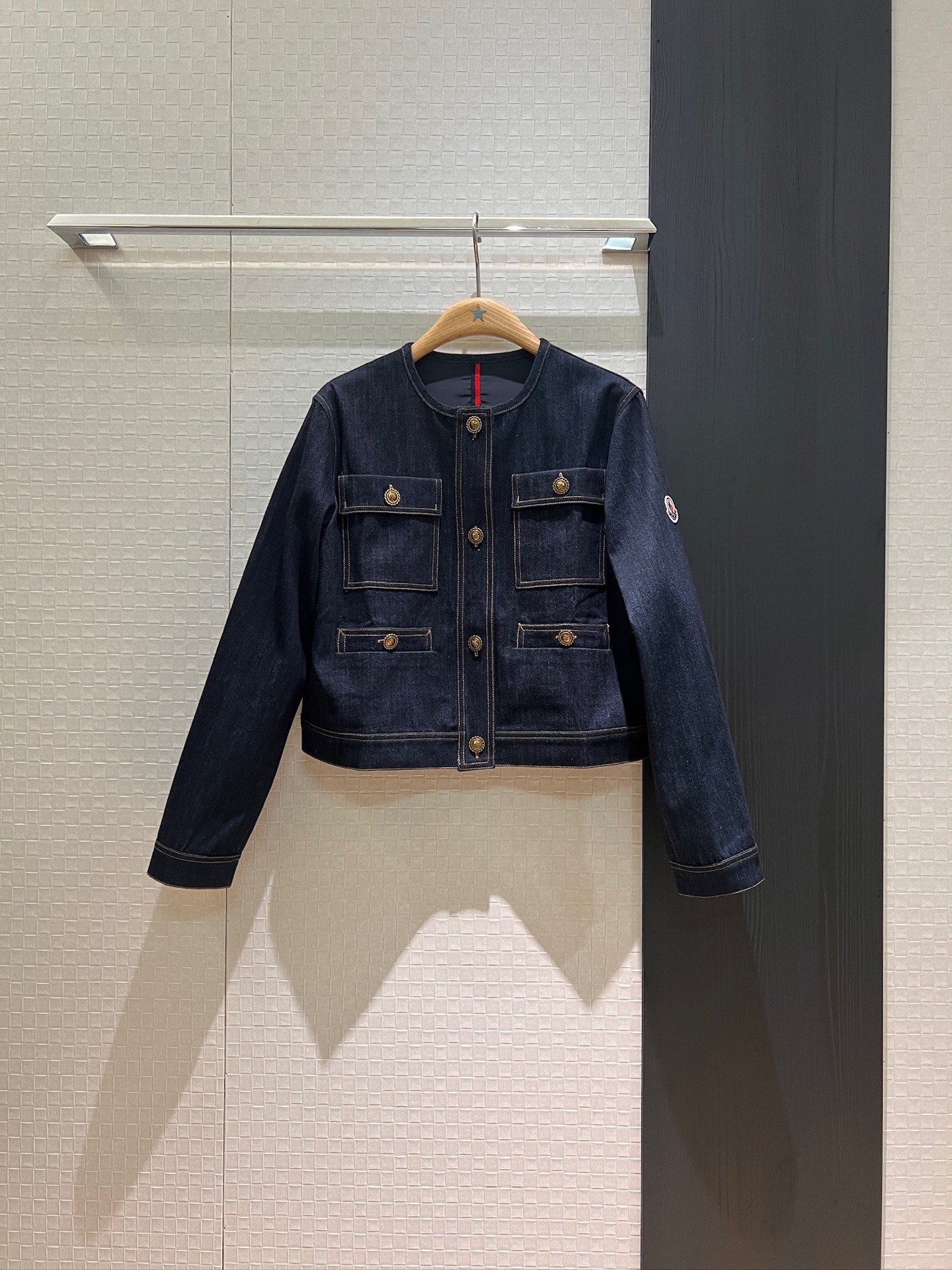 NO:425719,New style is coming to the classic logo armband of round neck and multi-pocket decorative denim jacket with nylon fabric and mold opening hardware behind it, age-reducing versatile SML, Moncler, jackets & coats, alexander wang19860909新款来袭蒙口圆领多口袋装饰牛仔外套经典logo袖标 背后拼接尼龙面料开模五金 减龄百搭 SML,,Moncler,jackets & coats,alexander wang,Women's clothing