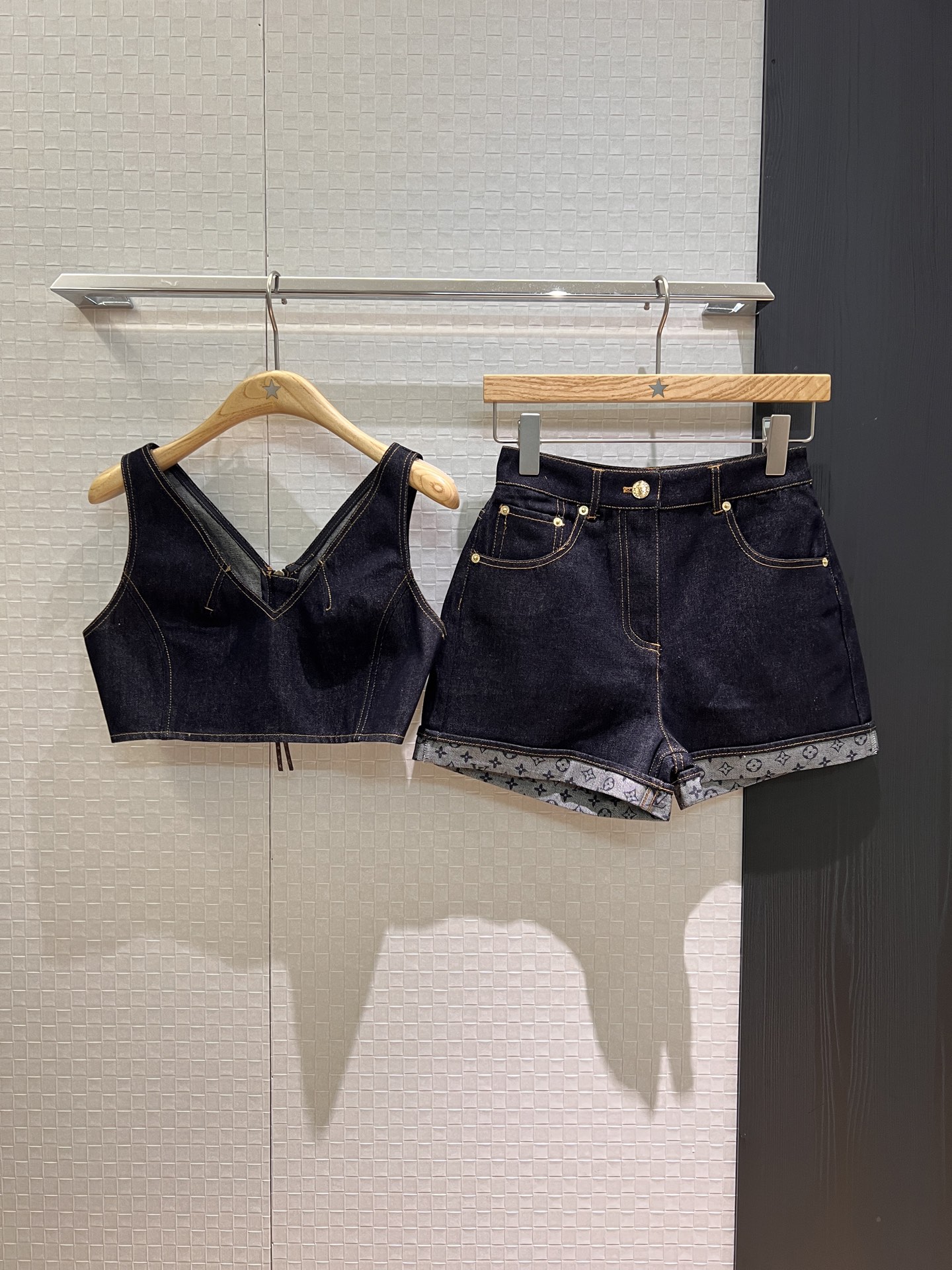 NO:426459,Strap Shorts New Style Zheng Haoyan Anna The same style as the inner presbyterian V-neck denim vest tube top old-fashioned curly denim shorts Leather zippered decorative vest can be worn front and back Hot girl outfit Fashion age-reducing SML, shorts, alexander wang19860909抹胸 短裤新款郑浩妍Anna同款 内里老花V领牛仔背心抹胸老花卷边牛仔短裤 皮饰拉链装饰背心前后可穿 辣妹装 时尚减龄 SML,,shorts,alexander wang,Women's clothing