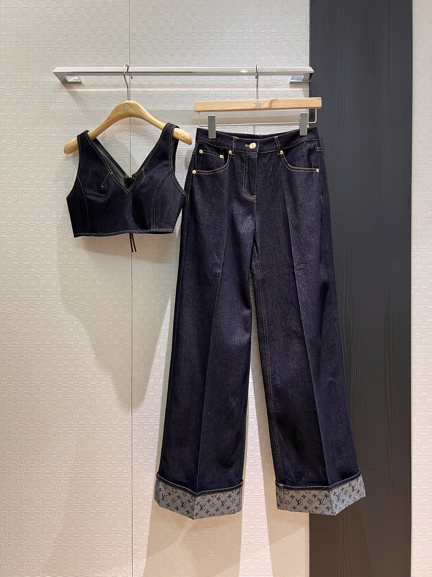 NO:426469,New style Liu Yifei Zhou Dongyu same style, old-fashioned inner printed curled jeans, straight pants casual and fashionable, simple design, age-reducing versatile hardware mold opening, trouser legs can be curled SML, jeans, alexander wang19860909新款刘亦菲 周冬雨同款 老花内里印花卷边牛仔裤 直筒裤休闲时尚 简约设计 减龄百搭五金开模 裤脚可卷边 SML,,jeans,alexander wang,Women's clothing