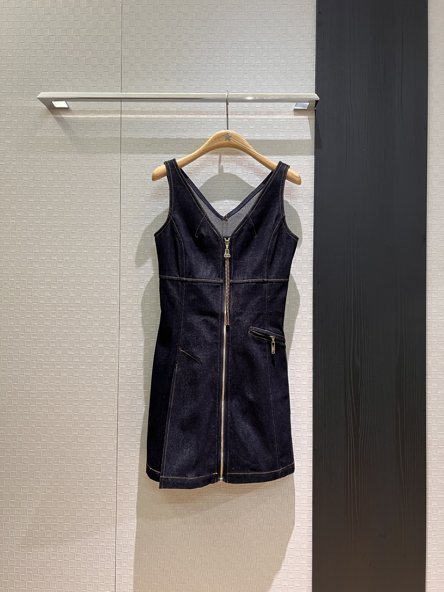 NO:426477,New old-fashioned inner printed V-neck denim dress with full zipper design that can be worn front and back with three-dimensional waist-hugging slim hardware accessories mold opening SML, skirts, alexander wang19860909新款老花内里印花V领牛仔连衣裙 拉链全开设计可前后酸穿 立体收腰修身五金配件开模 SML,,skirts,alexander wang,Women's clothing