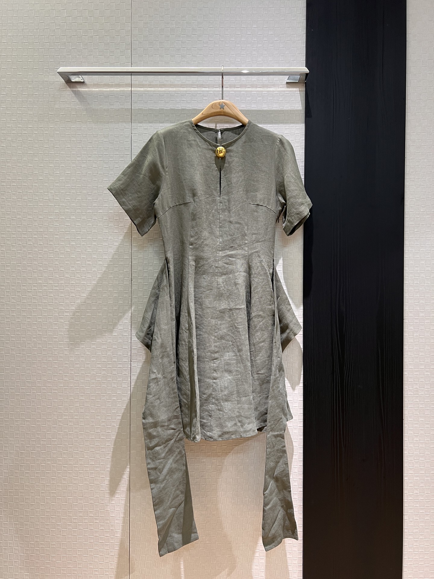 NO:426508,New round neck hollow gold buckle decorative linen dress with splicing belt design three-dimensional tailoring slim fit and slim button classic logo badge age-reducing temperament Green khaki SML, skirts, alexander wang19860909新款圆领胸前镂空金扣装饰亚麻连衣裙 拼接系腰带设计立体剪裁 修身显瘦 扣子经典logo徽章减龄气质 绿色卡其 SML,,skirts,alexander wang,Women's clothing
