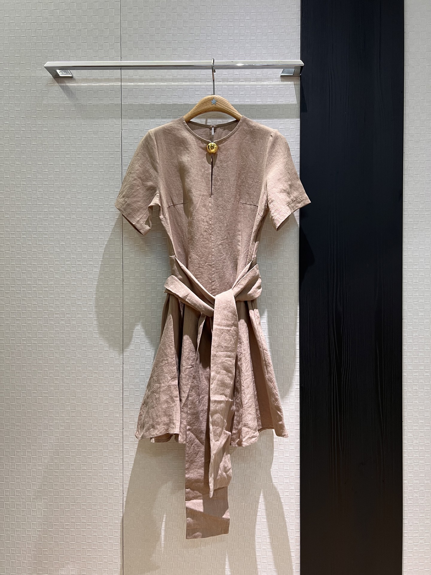 NO:426517,New round neck hollow gold buckle decorative linen dress with splicing belt design three-dimensional tailoring slim fit and slim button classic logo badge age-reducing temperament Green khaki SML, skirts, alexander wang19860909新款圆领胸前镂空金扣装饰亚麻连衣裙 拼接系腰带设计立体剪裁 修身显瘦 扣子经典logo徽章减龄气质 绿色卡其 SML,,skirts,alexander wang,Women's clothing