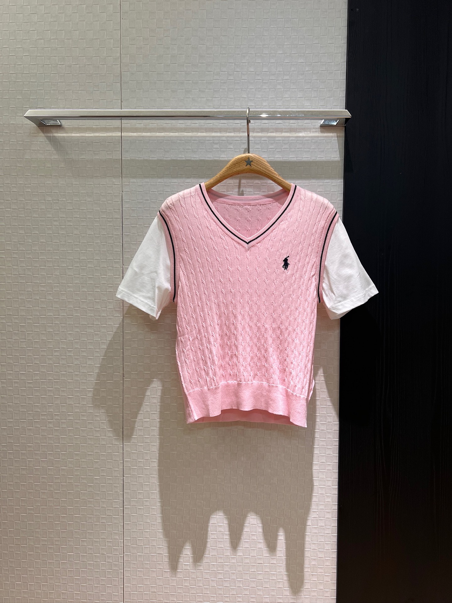 NO:427042,New fake two-piece V-neck cork knitted vest splicing design T-shirt chest embroidery pony old style hem waist-reducing age-reducing dark blue white yellow pink SML, tees, t-shirt, alexander wang19860909新款假两件 V领绞花针织背心拼接设计T恤 胸前刺绣小马老钱风 下摆收腰学院减龄 深蓝白色黄色粉色 SML,,tees，t-shirt,alexander wang,Women's clothing