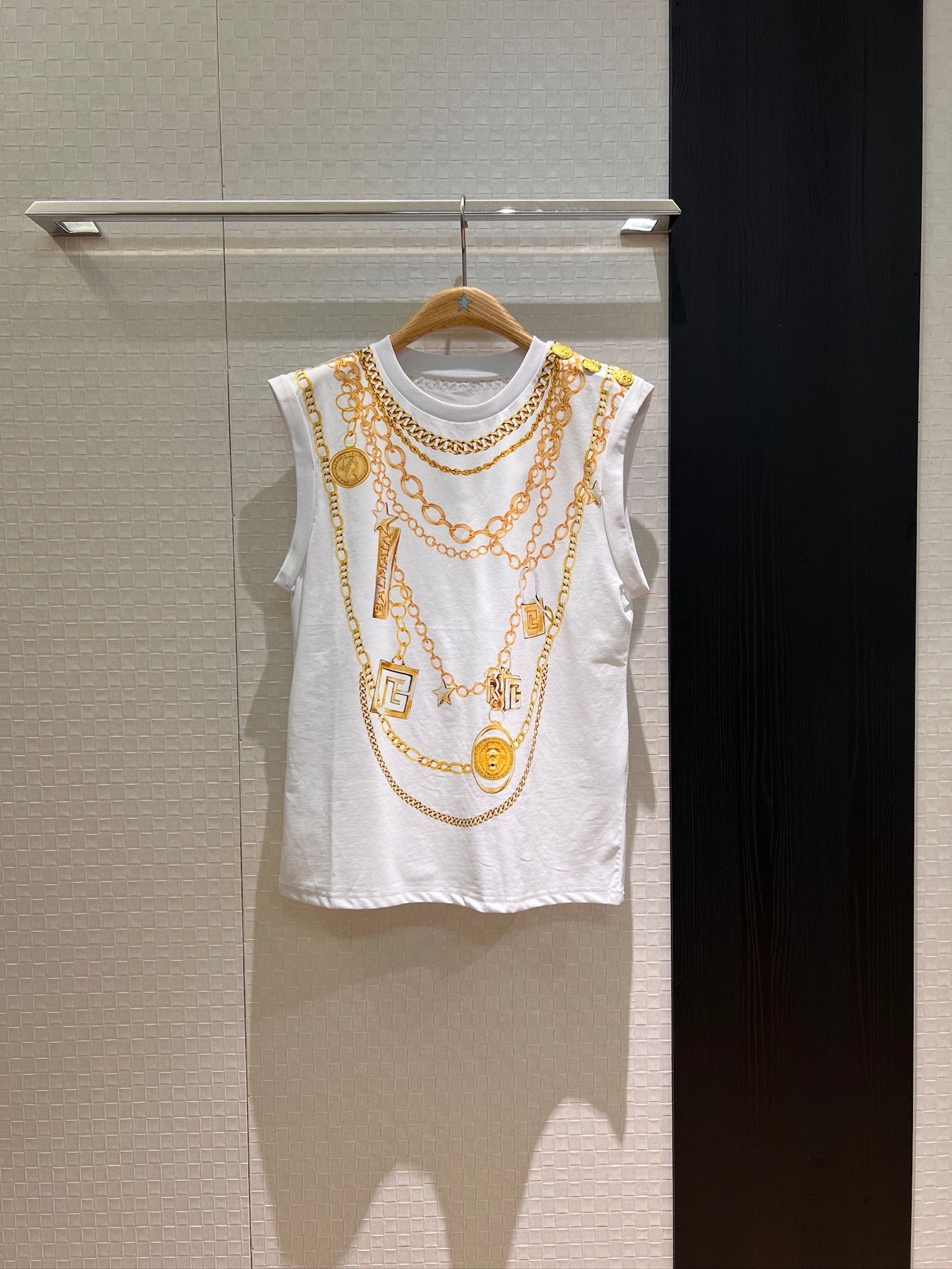 NO:427047,New positioning necklace printed loose casual T-shirt, sleeveless vest mold-open shoulder button decoration, fashionable age-reducing, casual and versatile SML, tees, t-shirt, necklace, alexander wang19860909新款定位项链印花宽松休闲T恤 无袖背心开模肩扣装饰 时尚减龄 休闲百搭SML,,tees，t-shirt,necklace,alexander wang,Women's clothing