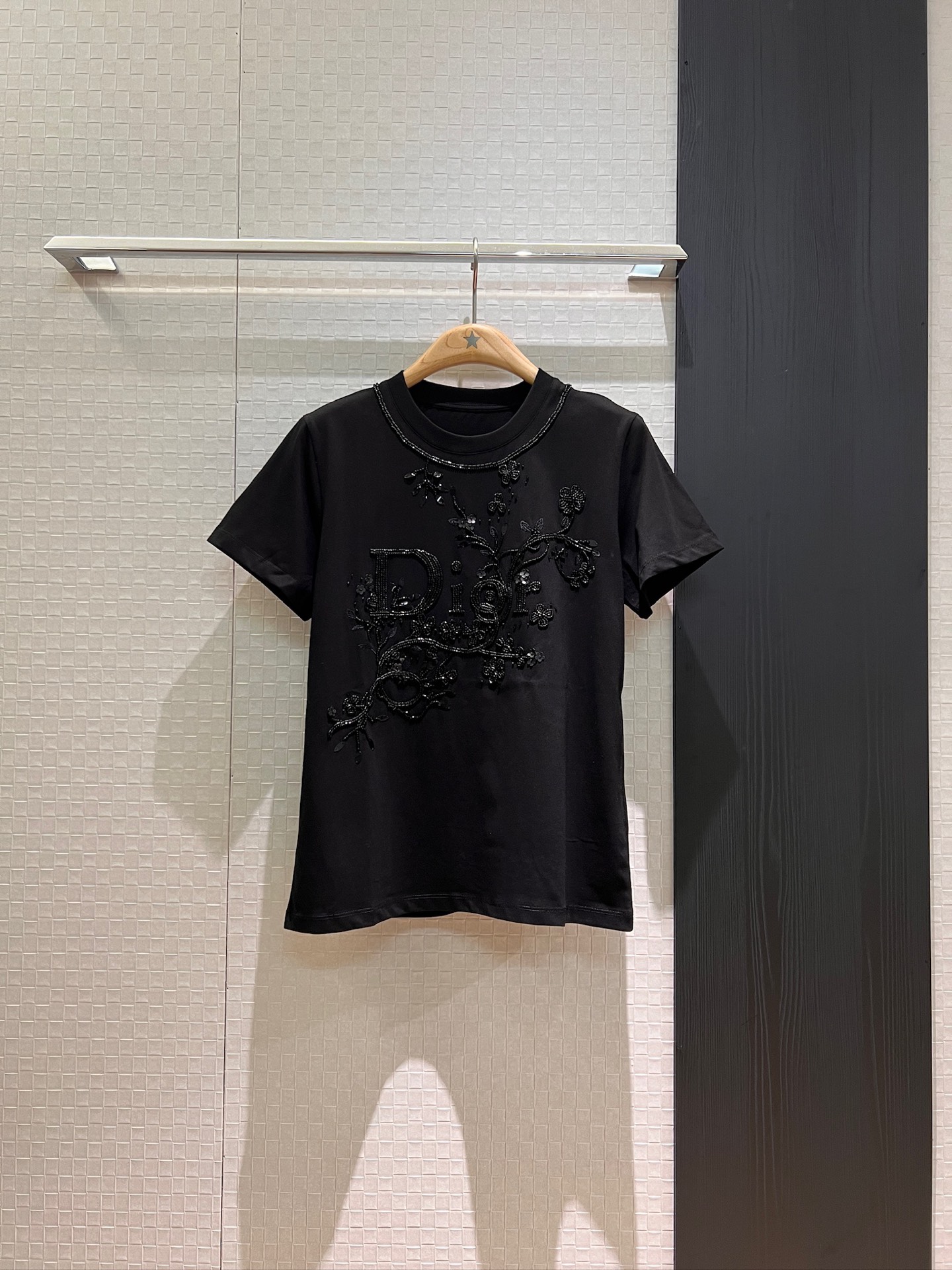 NO:427056,New super heavy and exquisite bead sequin embroidered T-shirt logo letters loose casual age-reducing versatile black brown SML, tees, t-shirt, alexander wang19860909新款超重精致钉珠亮片绣花T恤logo字母 宽松休闲减龄百搭 黑色咖色 SML,,tees，t-shirt,alexander wang,Women's clothing