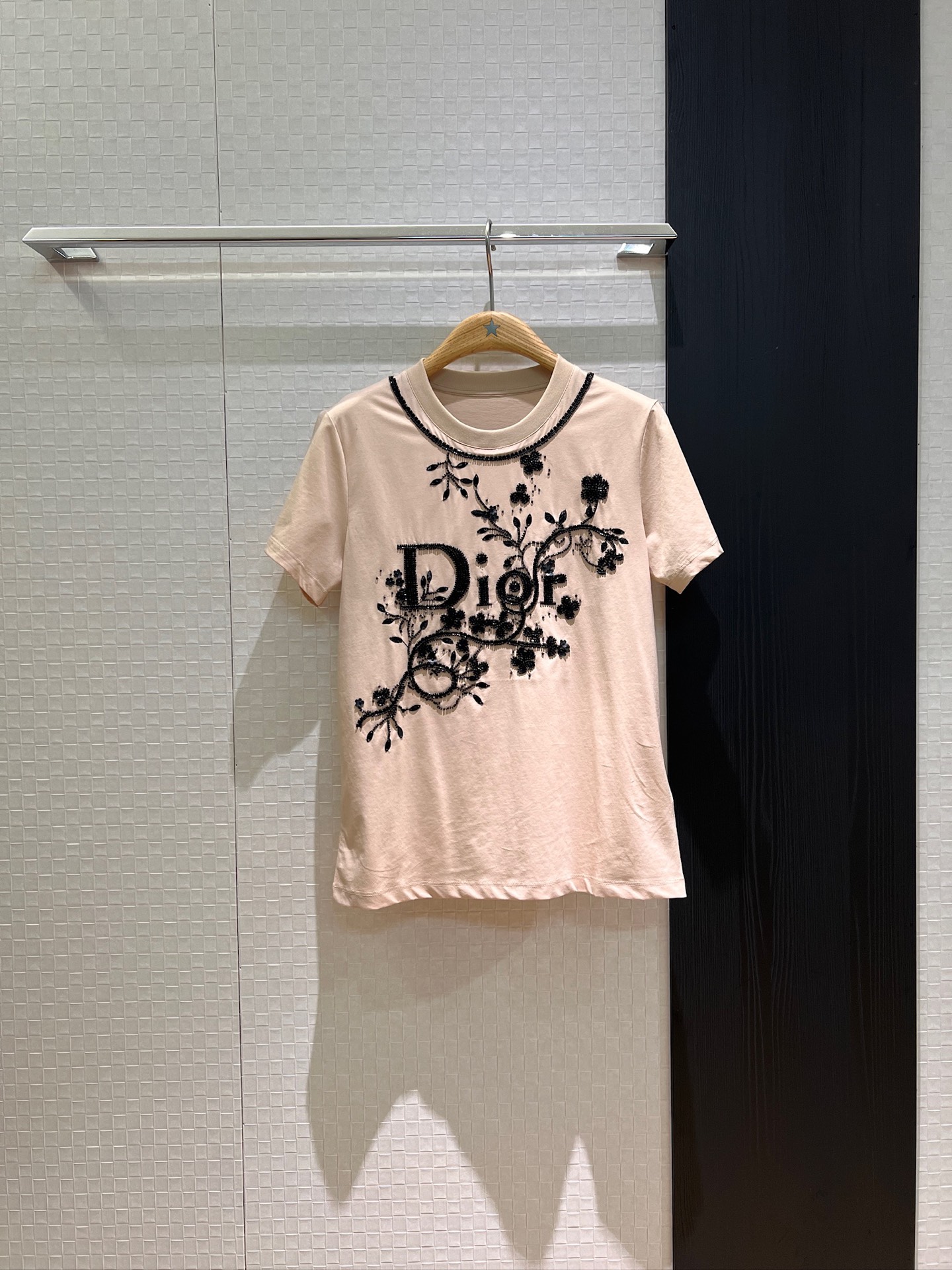 NO:427018,New super heavy and exquisite bead sequin embroidered T-shirt logo letters loose casual age-reducing versatile black brown SML, tees, t-shirt, alexander wang19860909新款超重精致钉珠亮片绣花T恤logo字母 宽松休闲减龄百搭 黑色咖色 SML,,tees，t-shirt,alexander wang,Women's clothing