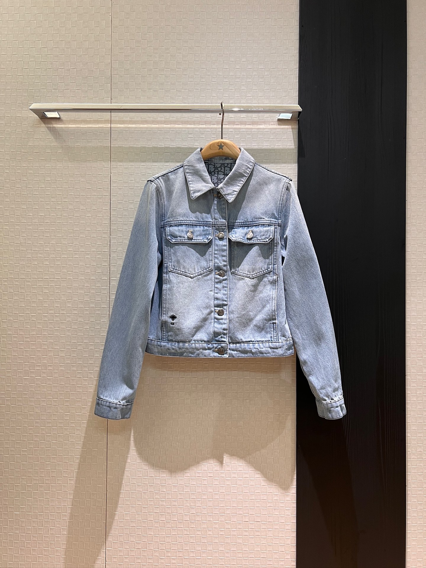 NO:427038,New style of presbyterian printed short denim jacket with light blue wash water, embroidered little bee CD hardware accessories mold opening, sweet and cool, versatile, age-reducing essential, can be worn with skirts and jeans in the same series SML, skirts, jeans, jackets & coats, alexander wang19860909新款内里老花印花短款牛仔外套洗水浅蓝 刺绣小蜜蜂CD五金配件开模 甜酷百搭 减龄必备 可搭同系列半裙牛仔裤 SML,,skirts,jeans,jackets & coats,alexander wang,Women's clothing