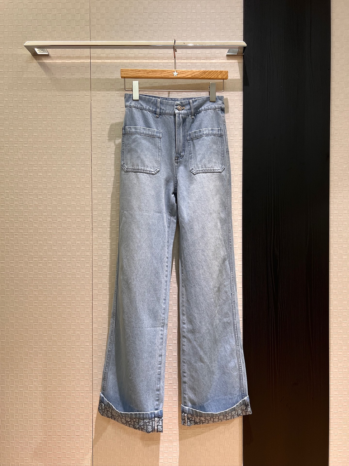 NO:427048,New old-fashioned inner printed wash light blue jeans straight pants casual and fashionable simple design age-reducing versatile logo tags Pants legs can be curled SML, jeans, alexander wang19860909新款老花内里印花洗水浅蓝牛仔裤 直筒裤休闲时尚 简约设计 减龄百搭logo标签 裤脚可卷边 SML,,jeans,alexander wang,Women's clothing