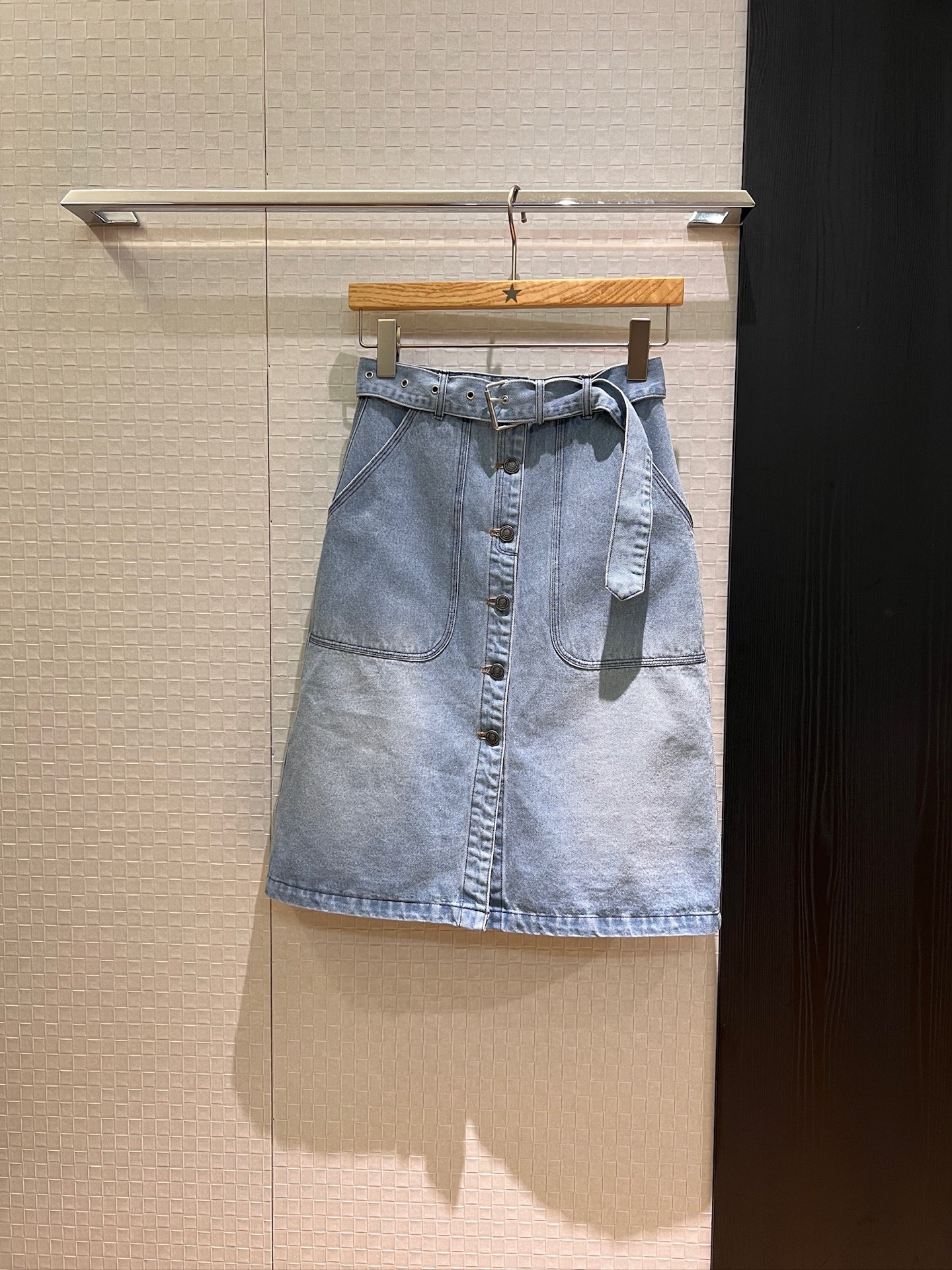 NO:427071,New old-fashioned inner printed breast design Light blue washing cowboy skirt with belt decorate the back pocket of the butt Small leather label decoration Hardware accessories mold opening casual age-reducing versatile and not picky SML, skirts, alexander wang19860909新款老花内里印花排扣设计 浅蓝洗水牛仔半裙搭配腰带装饰屁股后口袋小皮标装饰 五金配件开模 休闲减龄 百搭不挑人 SML,,skirts,alexander wang,Women's clothing