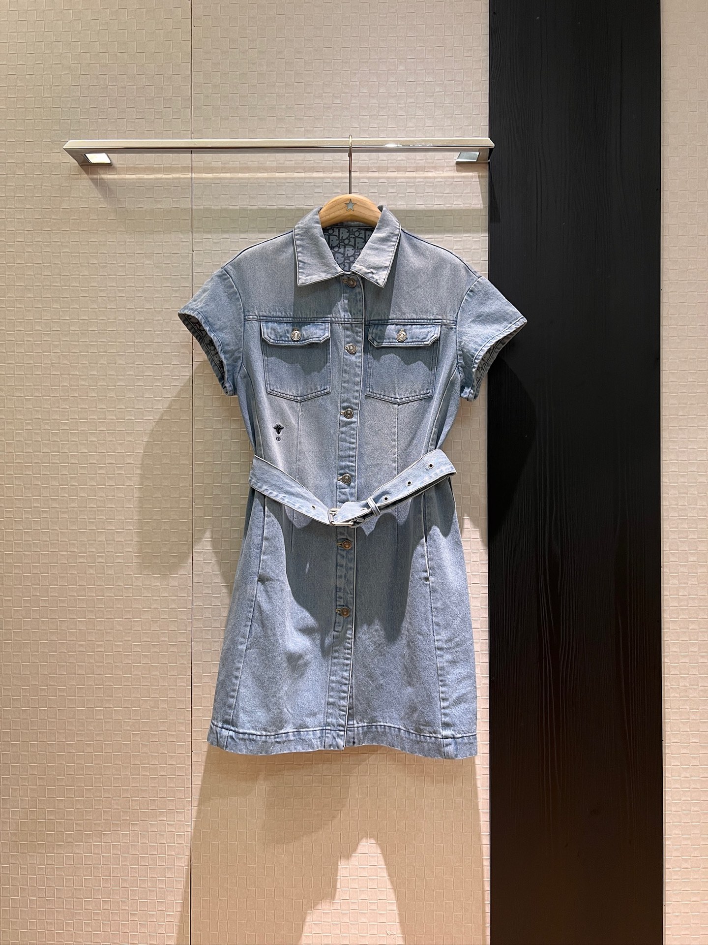 NO:427028,New old-fashioned inner print, wash water light blue lapel denim dress with chest pocket decoration, matching belt, breasted embroidery, little bee, hardware accessories mold opening, casual and age-reducing, versatile and not picky SML, skirts, alexander wang19860909新款老花内里印花 洗水浅蓝翻领牛仔连衣裙胸前口袋装饰 搭配腰带 排扣设计刺绣小蜜蜂 五金配件开模 休闲减龄 百搭不挑人 SML,,skirts,alexander wang,Women's clothing