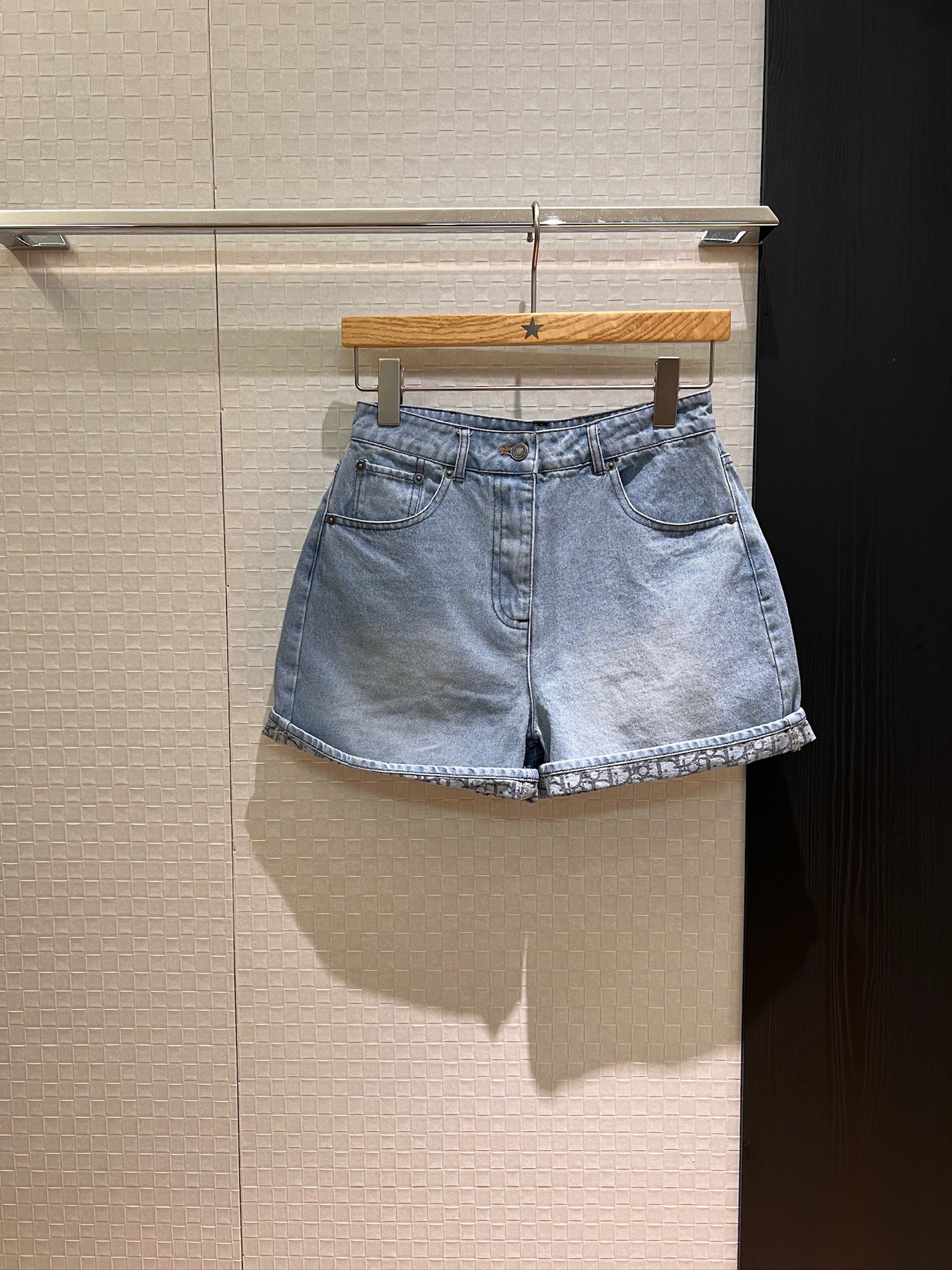 NO:427062,New old-fashioned inner printed wash water light blue denim shorts casual and fashionable simple design age-reducing versatile trousers with curled edges Can be matched with the same denim top jacket SML, shorts, jackets & coats, alexander wang19860909新款老花内里印花洗水浅蓝牛仔短裤休闲时尚 简约设计 减龄百搭 裤脚可卷边 可搭同款牛仔上衣外套 SML,,shorts,jackets & coats,alexander wang,Women's clothing