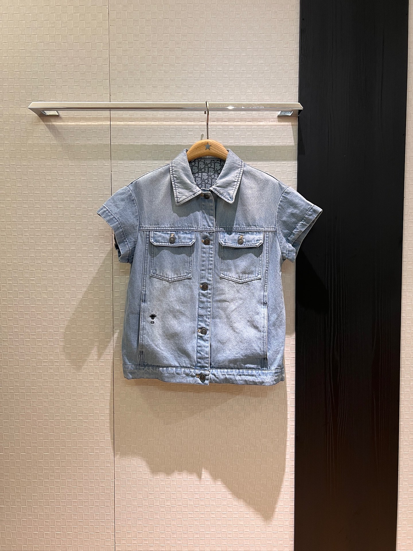 NO:427057,New style of presbyterian printed short-sleeved denim top light blue wash water embroidered bee CD hardware accessories mold opening sweet and cool versatile, age-reducing essentials, can be worn with skirts and jeans in the same series SML, skirts, jeans, jackets & coats, T-shirt, alexander wang19860909新款内里老花印花短袖牛仔上衣外套浅蓝洗水 刺绣小蜜蜂CD五金配件开模 甜酷百搭 减龄必备 可搭同系列半裙牛仔裤 SML,,skirts,jeans,jackets & coats,T-shirt,alexander wang,Women's clothing