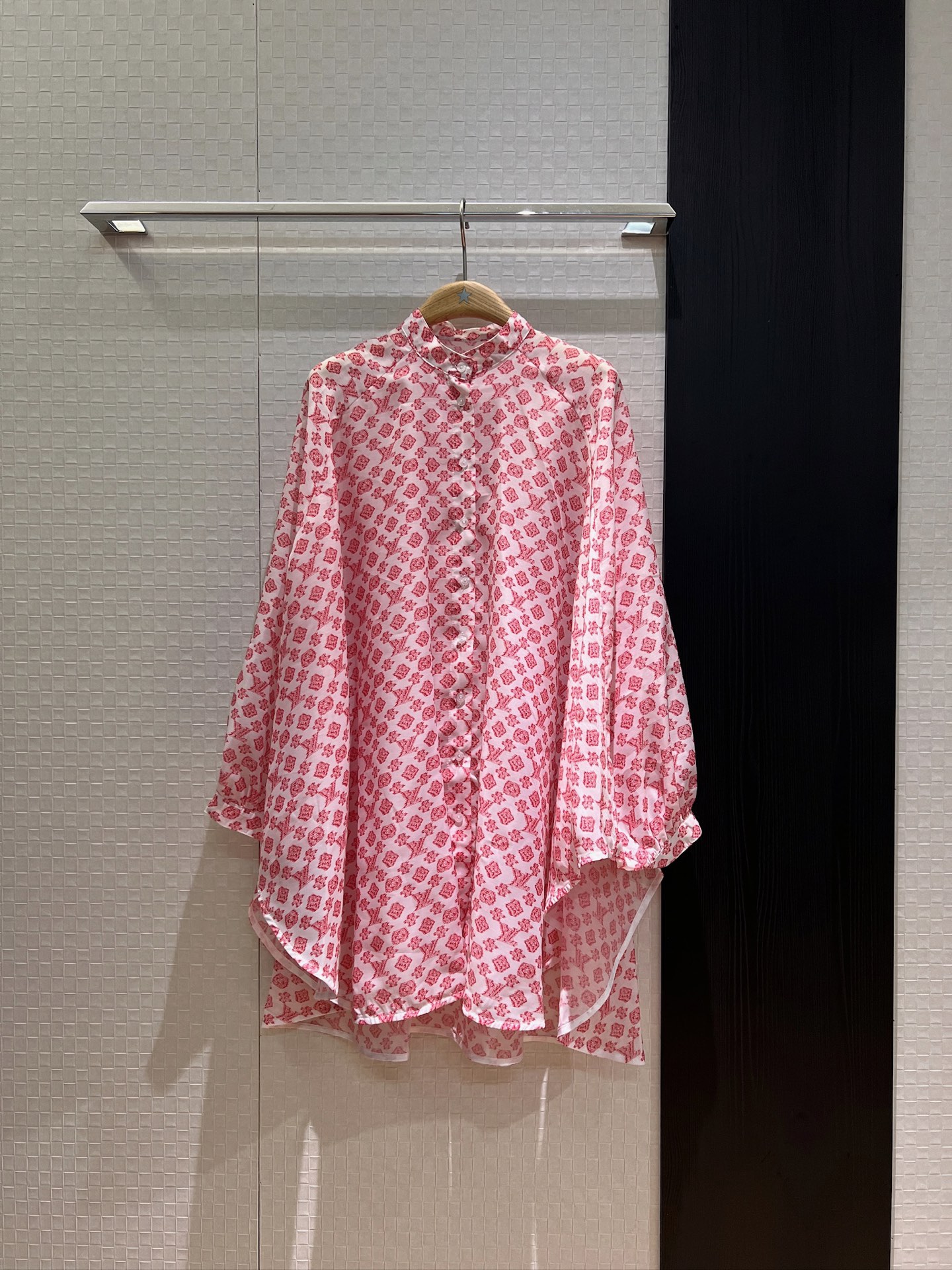 NO:427858,New vacation series Pink presbyterian loose stand collar bat sleeve hoodie sunscreen comfortable and breathable lazy and casual vacation essential cloak design SML, alexander wang19860909新款度假系列 粉色老花宽松立领蝙蝠袖罩衫 防晒衬衣舒适透气 慵懒休闲 度假必备斗篷式设计 SML,,alexander wang,Women's clothing