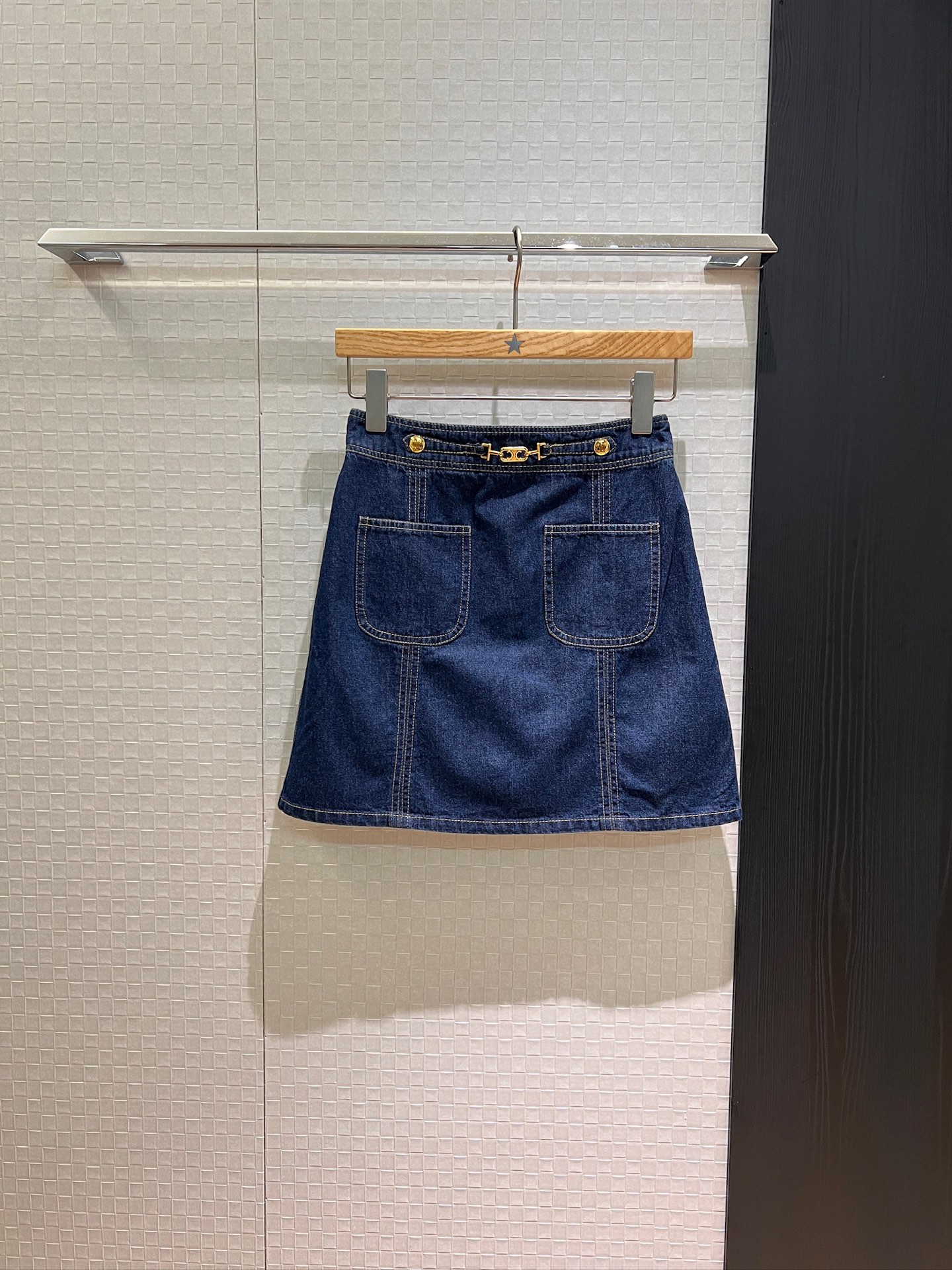 NO:427900,New style recommended Arc de Triomphe logo decorative denim skirt A-line style, interfacing bag casual and versatile, essential for age reduction SML, skirts, alexander wang19860909新款推荐凯旋门logo装饰牛仔半裙A字版型 拼接口袋休闲百搭 减龄必备 SML,,skirts,alexander wang,Women's clothing
